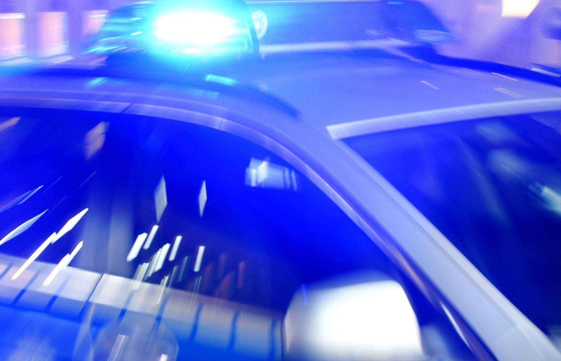 Ein Sattelzug mit Gefahrgut wurde auf der A 6 bei Birgland gestoppt. Mängel bei der Ladungssicherung und den Papieren führten zu Anzeigen. (Symbolbild: Carsten Rehder/dpa)