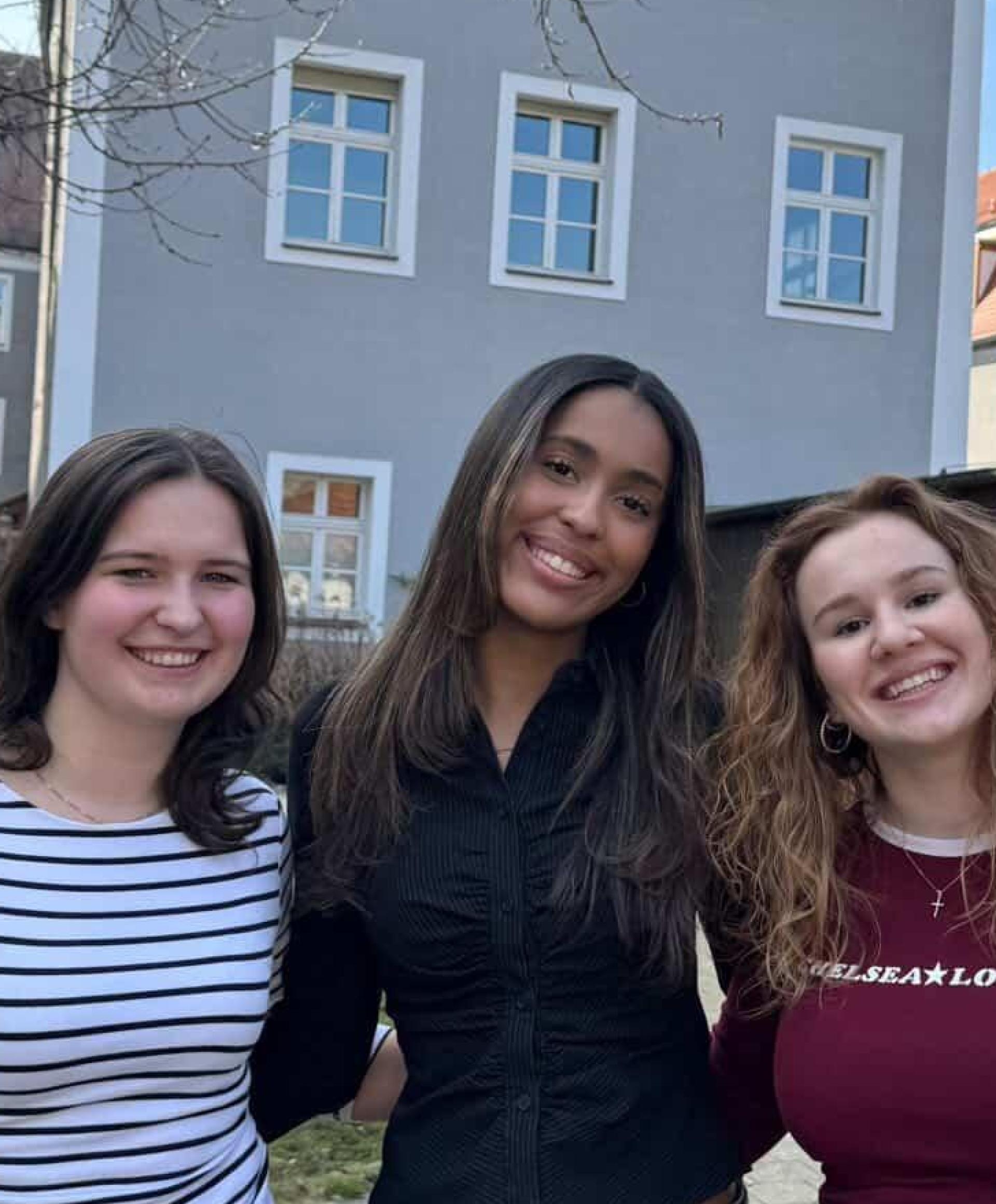 Edith, Samantha und Luzie organisieren mit ihrem Team die Q-Party des Dr.-Johanna-Decker-Gymnasiums. (Bild: knz)