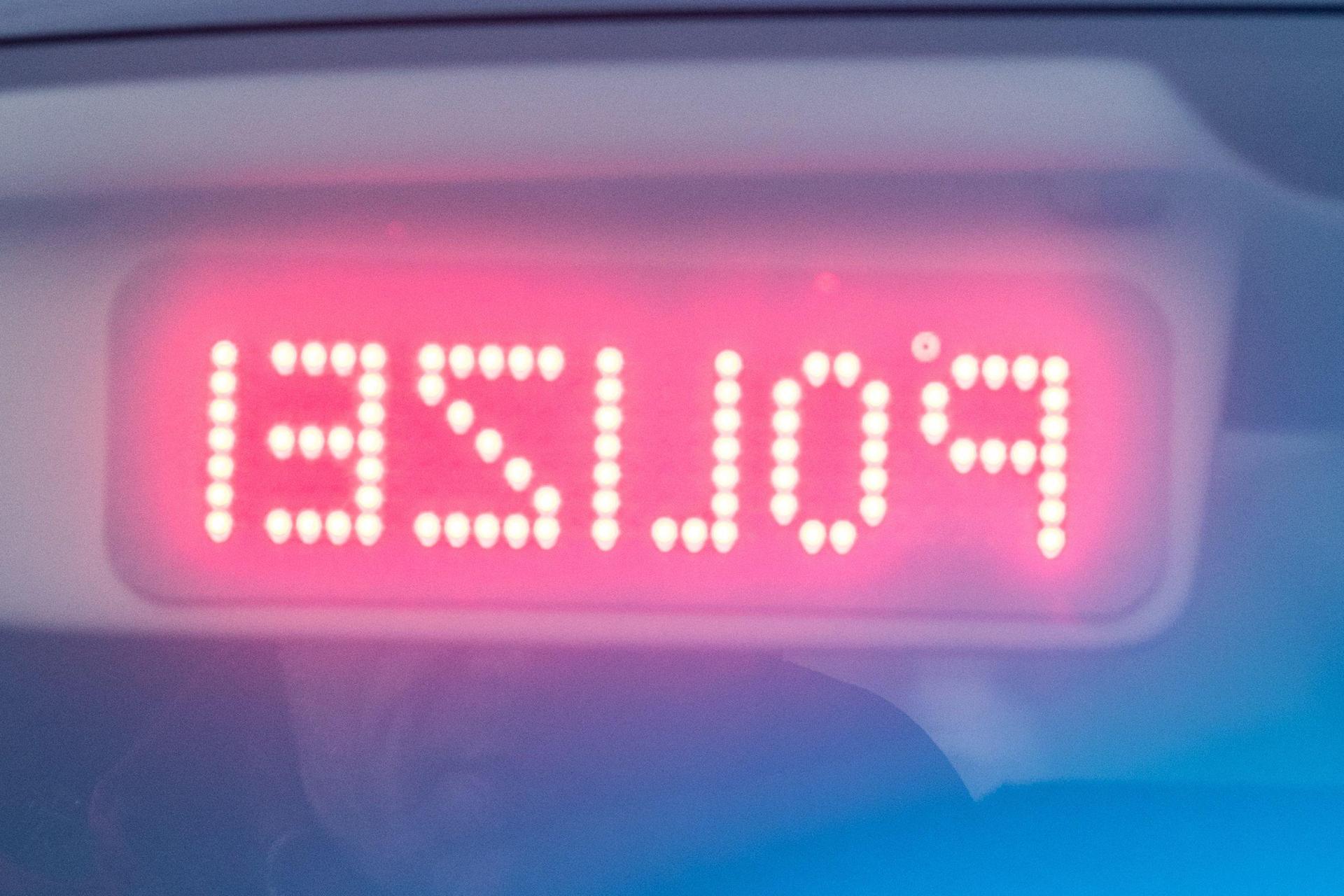 In Ursensollen kam es zu einem Zusammenstoß. Eine 48-Jährige flüchtete vom Unfallort. (Symbolbild: Armin Weigel/dpa)