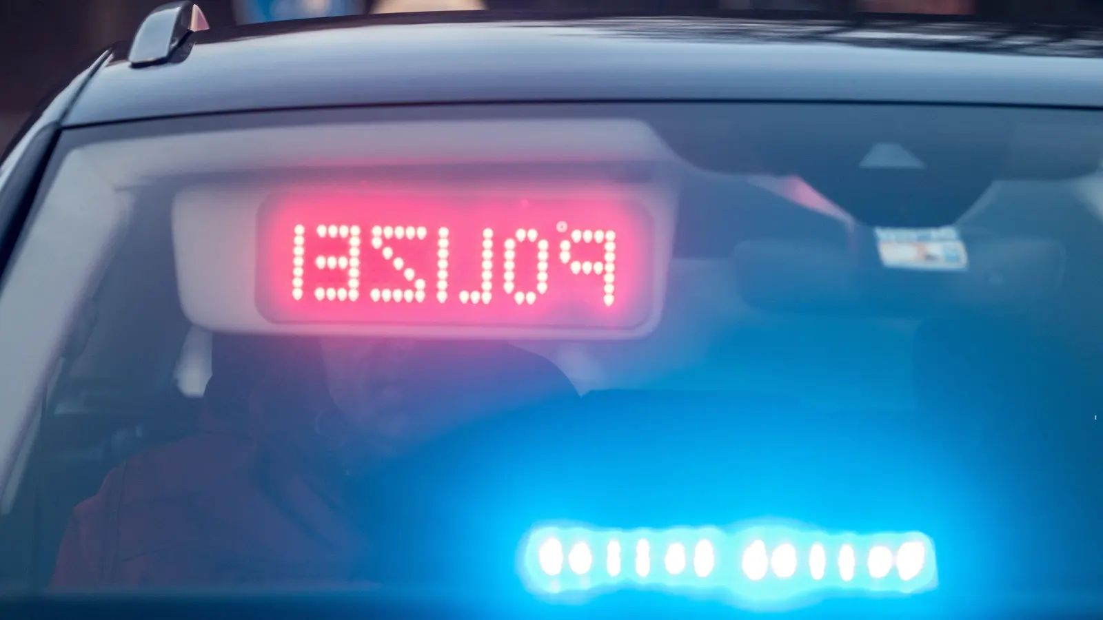 Der Fahrer eines roten Kombis flüchtet nach einem riskanten Überholmanöver auf der B 14.  (Symbolbild: Polizeiinspektion Sulzbach-Rosenberg)
