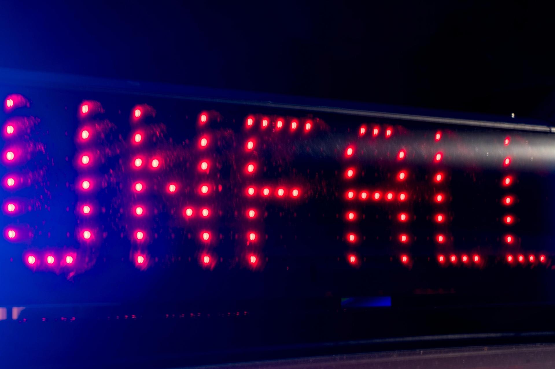 Ein bislang Unbekannter fuhr ein Verkehrsschild auf einem Parkplatz in Schnaittenbach um. Die Polizei sucht Zeugen.  (Symbolbild: Monika Skolimowska/dpa)