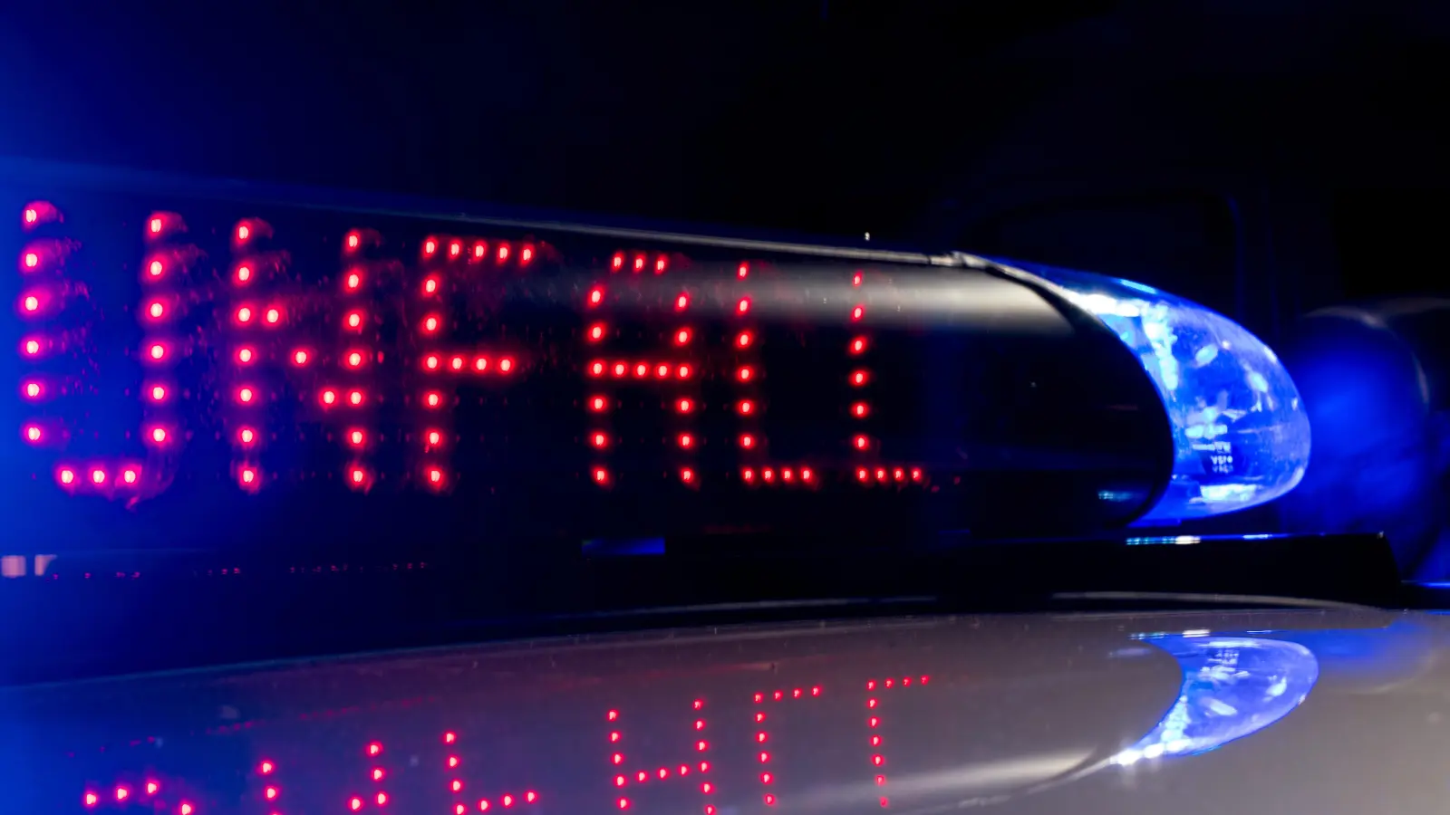 Ein bislang Unbekannter fuhr ein Verkehrsschild auf einem Parkplatz in Schnaittenbach um. Die Polizei sucht Zeugen.  (Symbolbild: Monika Skolimowska/dpa)