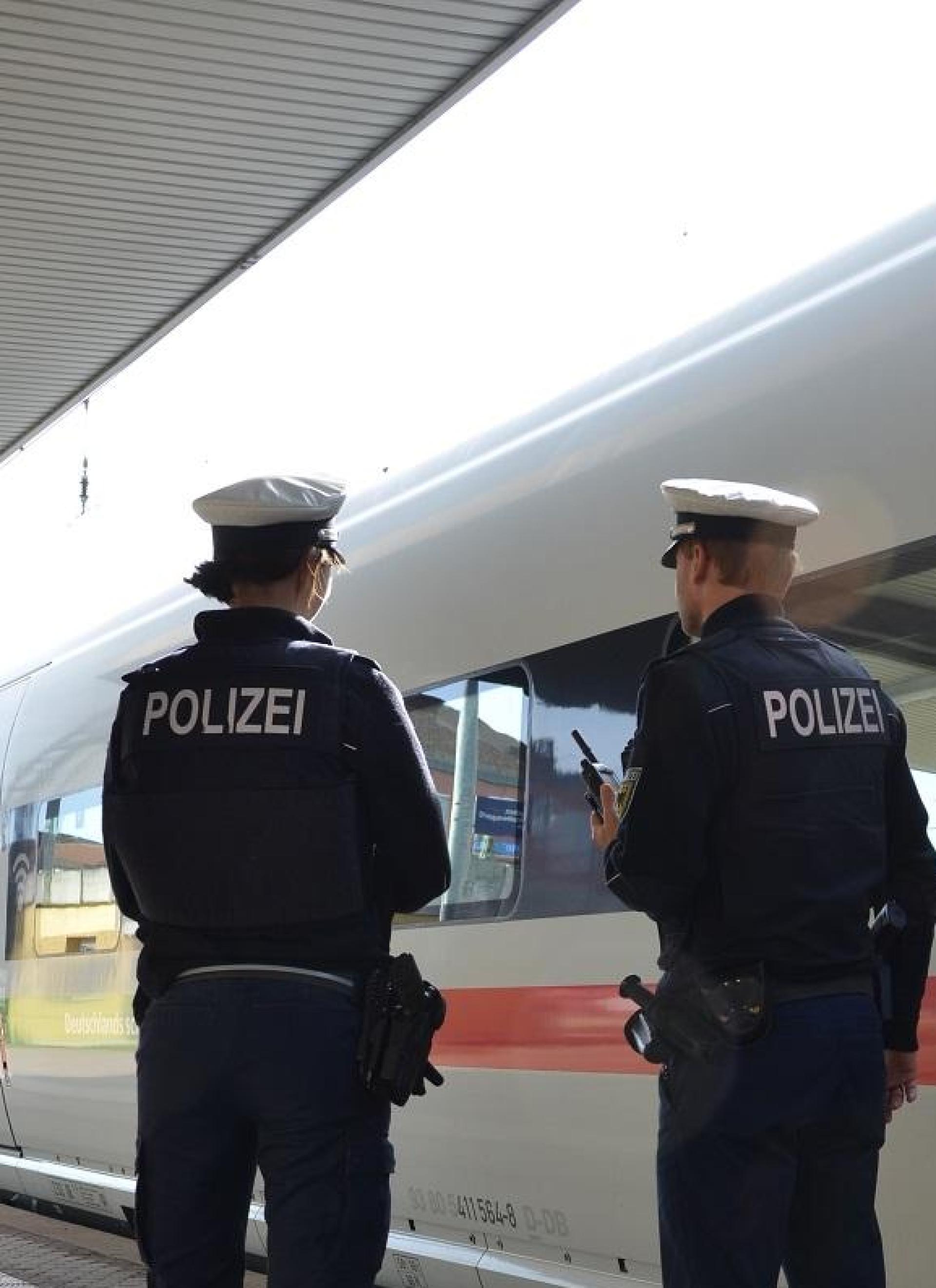 Eine Bundespolizeistreife wartete bereits am Hauptbahnhof in Regensburg auf den Intercity-Express von Kiel nach Regensburg. Dort nahmen sie den Fahrgast, der eine junge Frau im Bordrestaurant belästigt haben soll, fest. (Symbolbild: Bundespolizei)