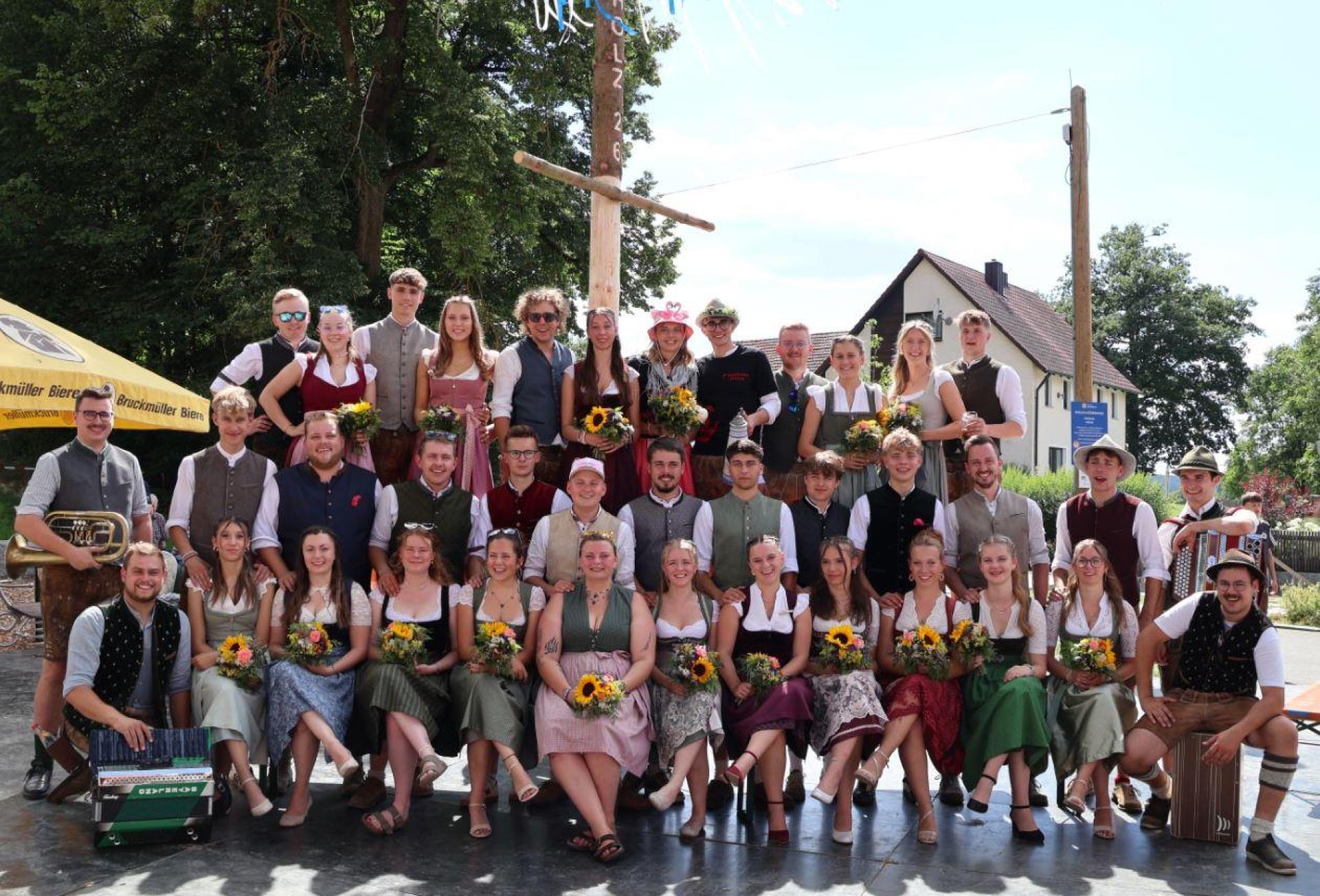 Die Adlholzer Kirwapaare freuen sich mit den Musikanten über eine gelungene und stimmungsvolle Modlholzer Kirwa. (Bild: Isabella Rauscher)