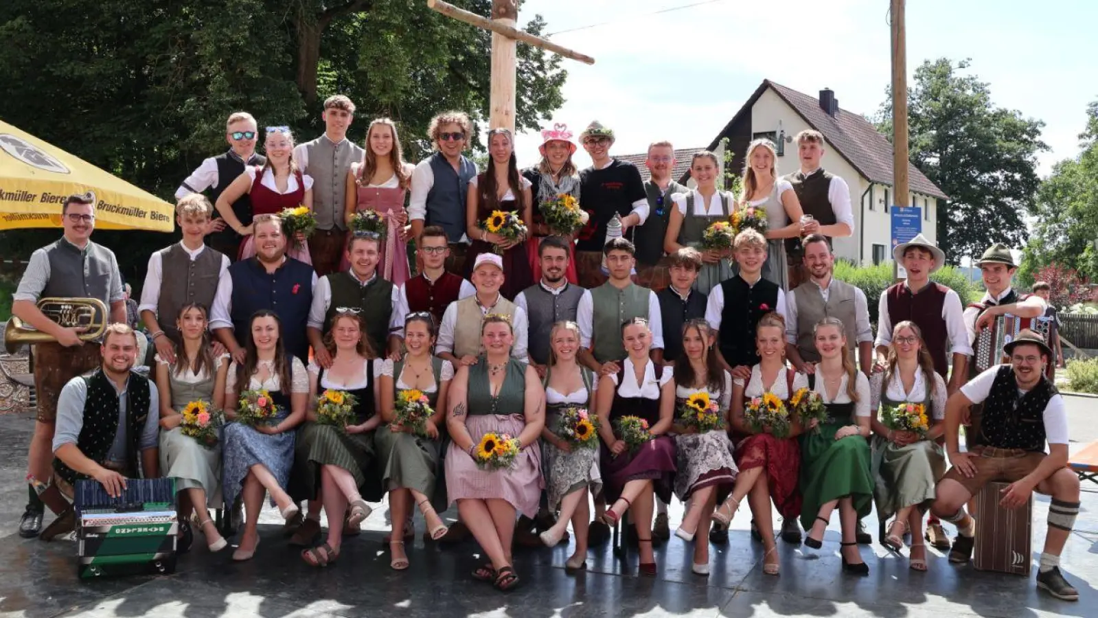Die Adlholzer Kirwapaare freuen sich mit den Musikanten über eine gelungene und stimmungsvolle Modlholzer Kirwa. (Bild: Isabella Rauscher)