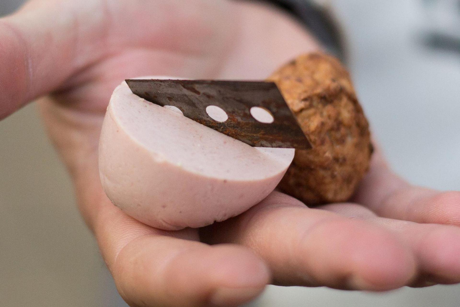 In Amberg sind präparierte Köder mit Rasierklingen gefunden worden. (Symbolbild: Marcel Kusch/dpa)