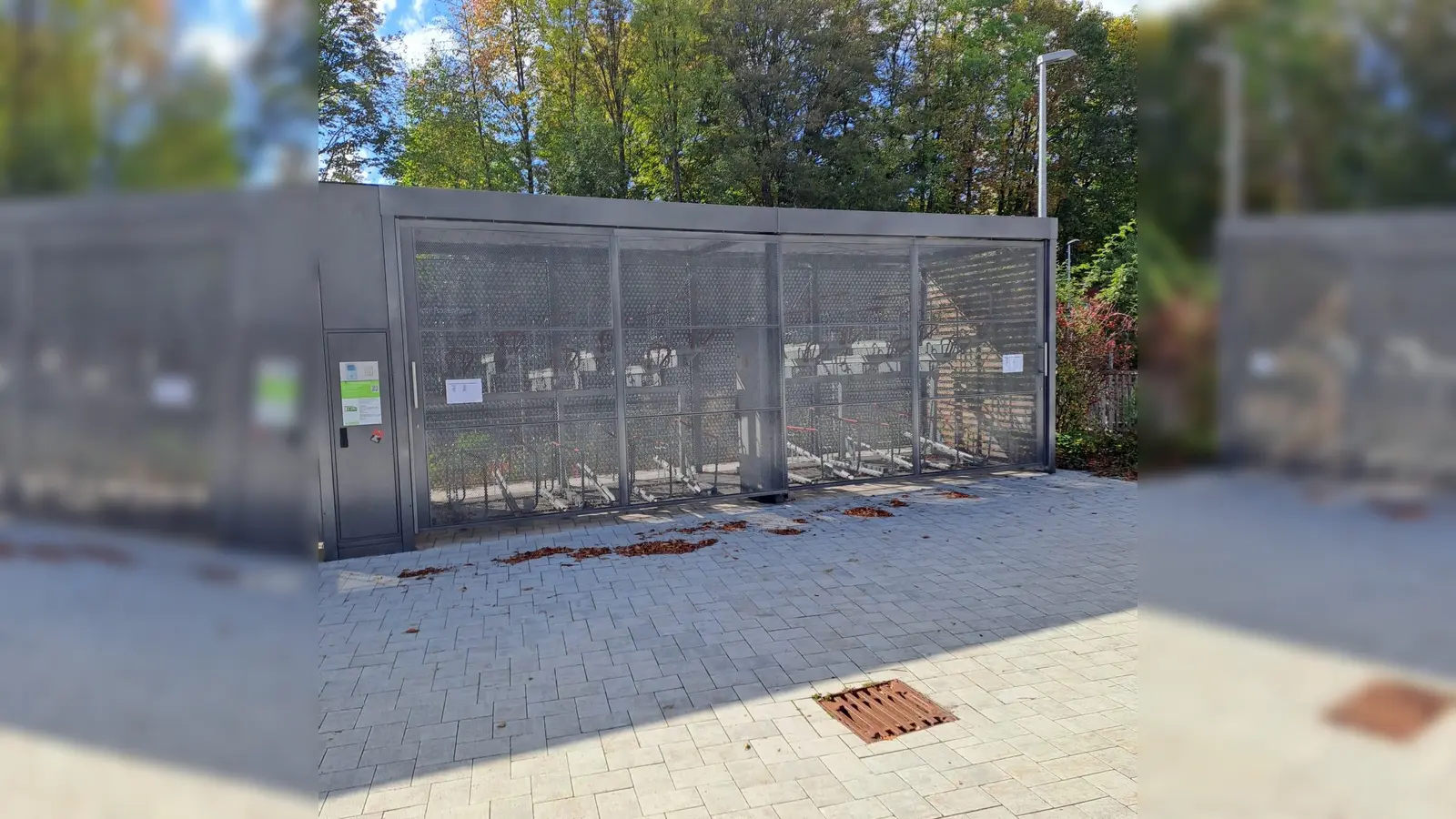 Die Fahrradabstellanlagen am Bahnhof Sulzbach-Rosenberg wurden in Betrieb genommen. (Bild: Jana Pilhofer)