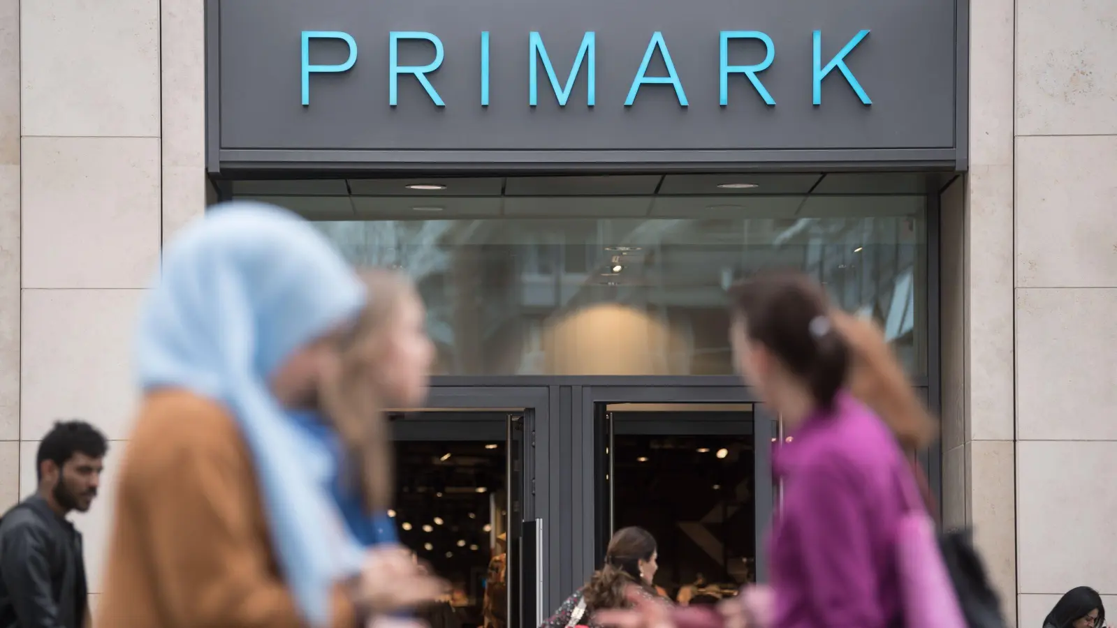 Eine Filiale des Textildiscounters Primark wird schon bald in Regensburg eröffnen. (Symbolbild: Marijan Murat/dpa)