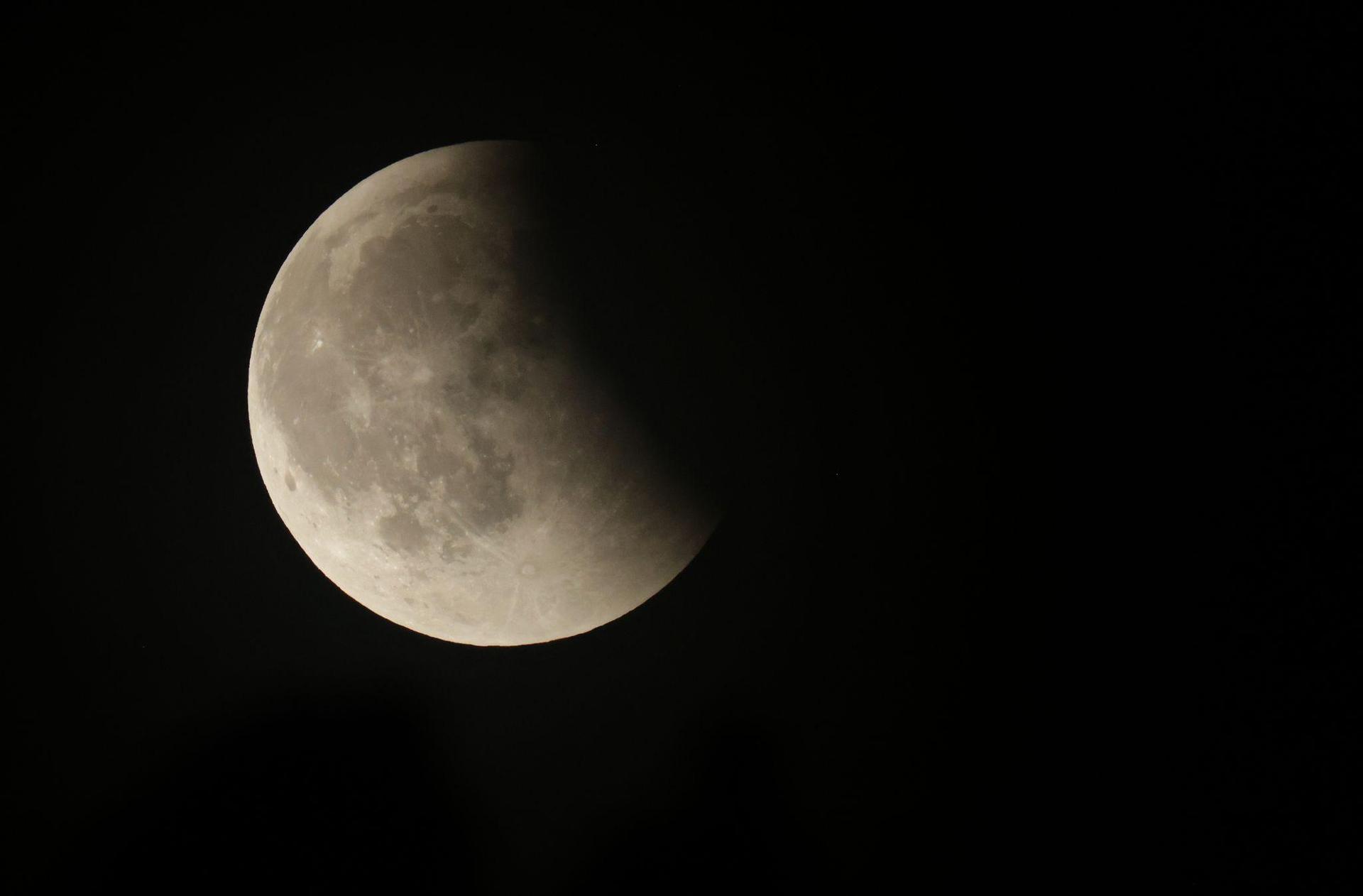 Der Mond wird sich verfinstern. (Archivbild: Thomas Warnack/dpa)