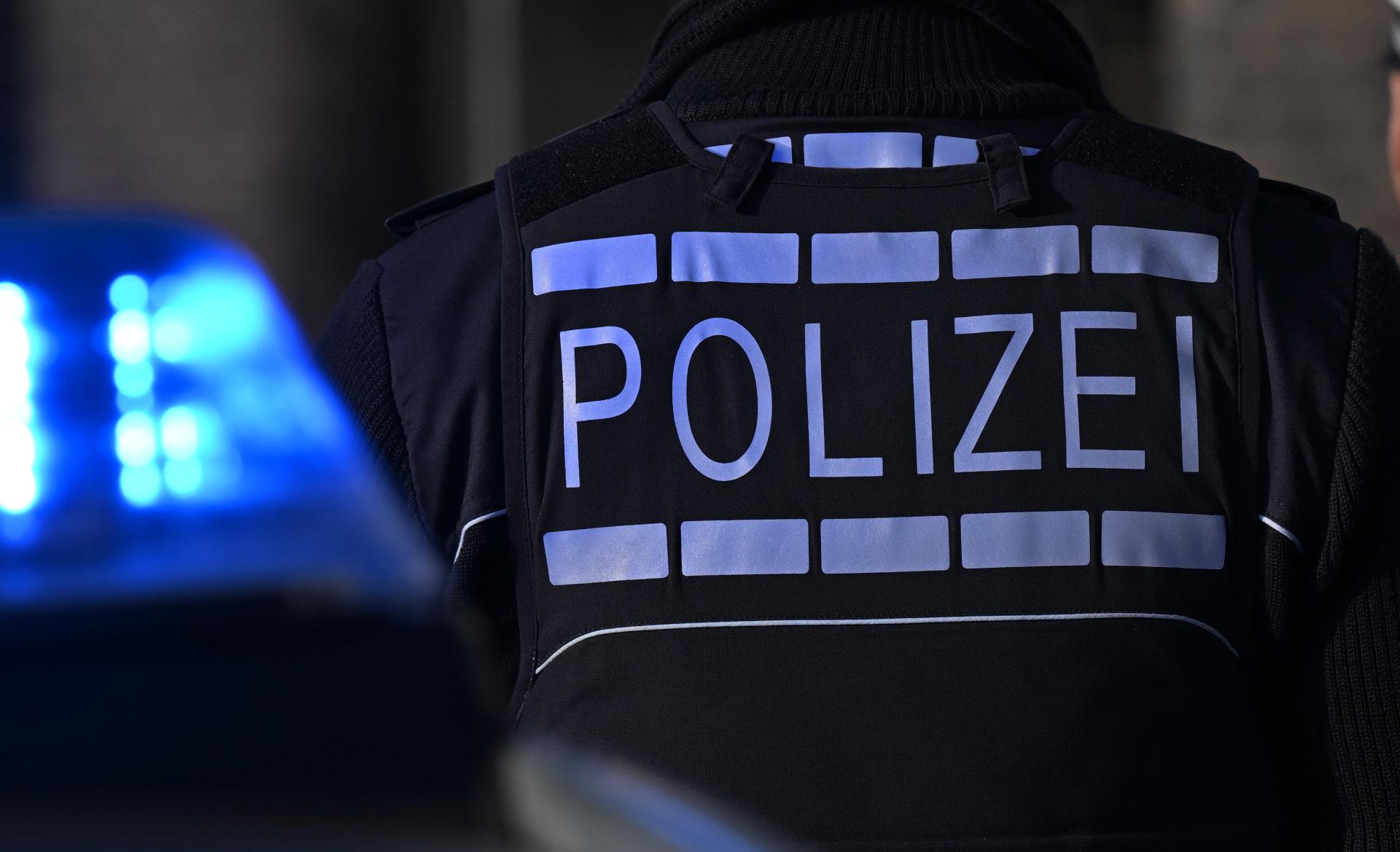 Das Logo der Polizei auf der Dienstkleidung von Polizisten. (Symbolbild: Bernd Weißbrod/dpa)