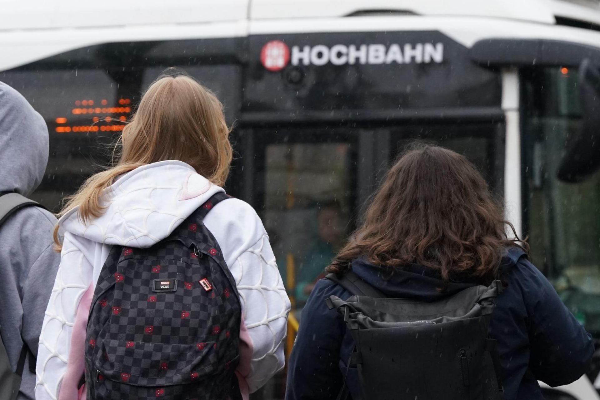 Weil der Dorfplatzes in Poppenricht gesperrt wird, gibt es Auswirkungen auf den Busverkehr.  (Bild: Marcus Brandt/dpa)
