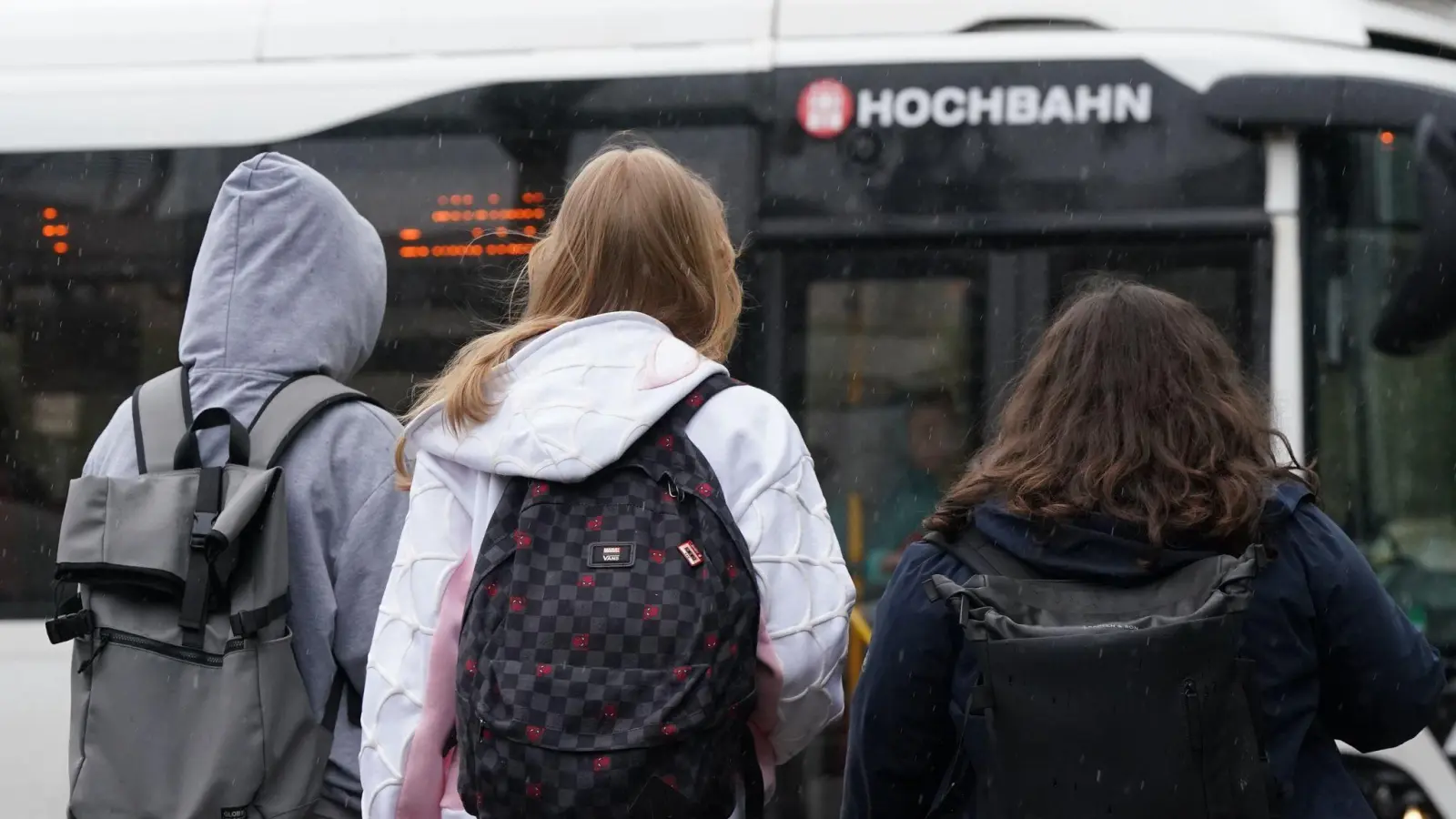 Weil der Dorfplatzes in Poppenricht gesperrt wird, gibt es Auswirkungen auf den Busverkehr.  (Bild: Marcus Brandt/dpa)