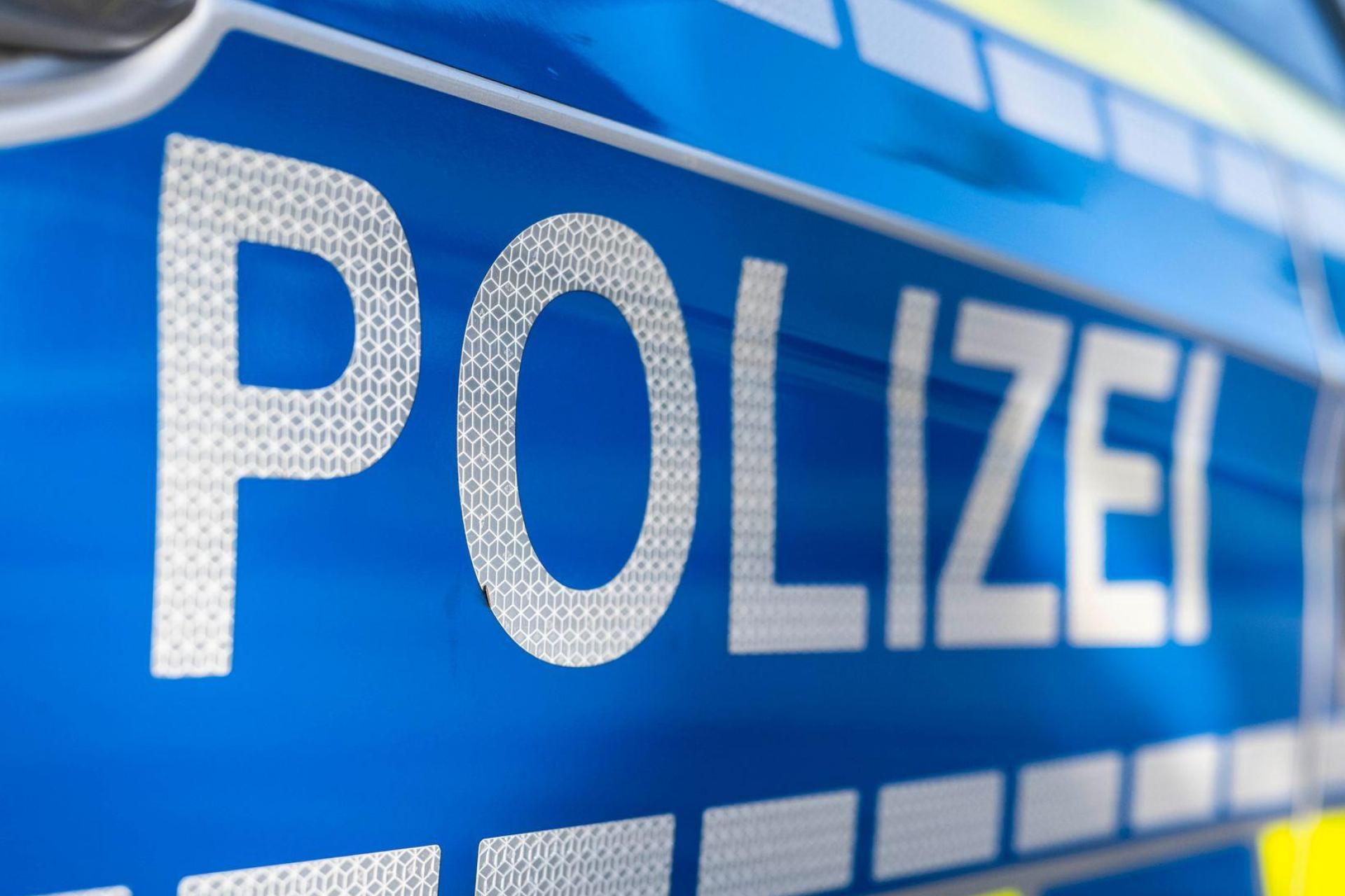 Nach einem Mann, der seine Familie bedroht haben soll, wird weiter gesucht.  (Symbolbild: David Inderlied/dpa)