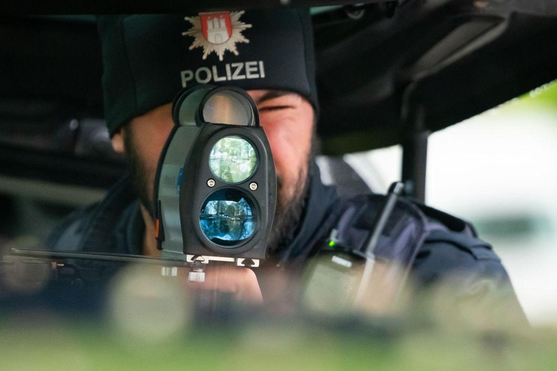 Auf der Lauer: Wer sich an Tempolimits hält, hat nichts zu befürchten. Für einen Audi-Fahrer bei Freudenberg aber könnte es jetzt ein Fahrverbot geben. (Symbolbild: Jonas Walzberg/dpa/dpa-tmn)