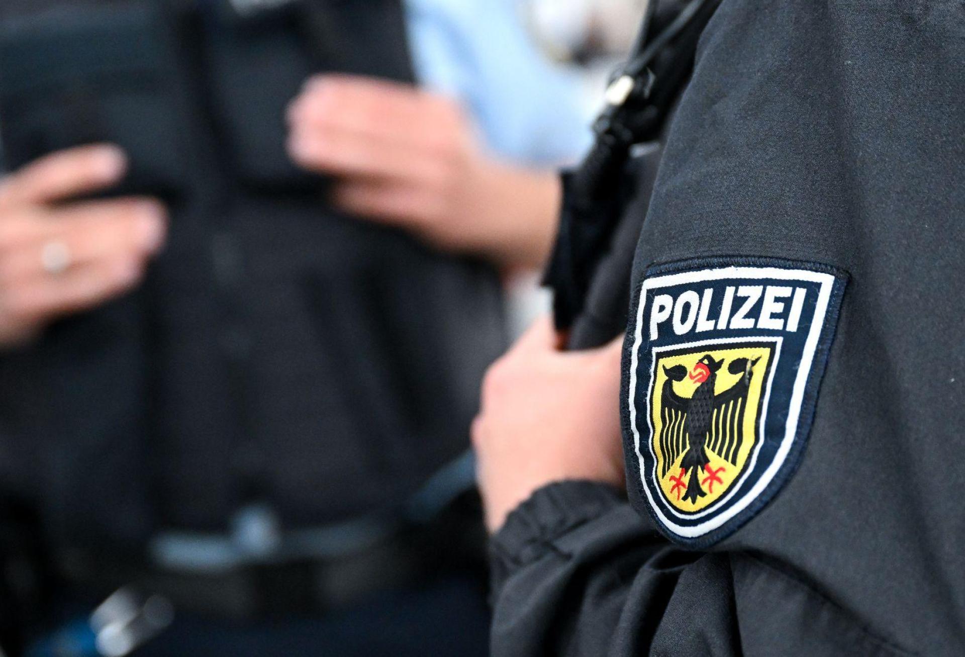 Die junge Frau zeigte den 57-Jährigen bei der Bundespolizei in München an. (Symbolbild) (Bild: Sven Hoppe/dpa)