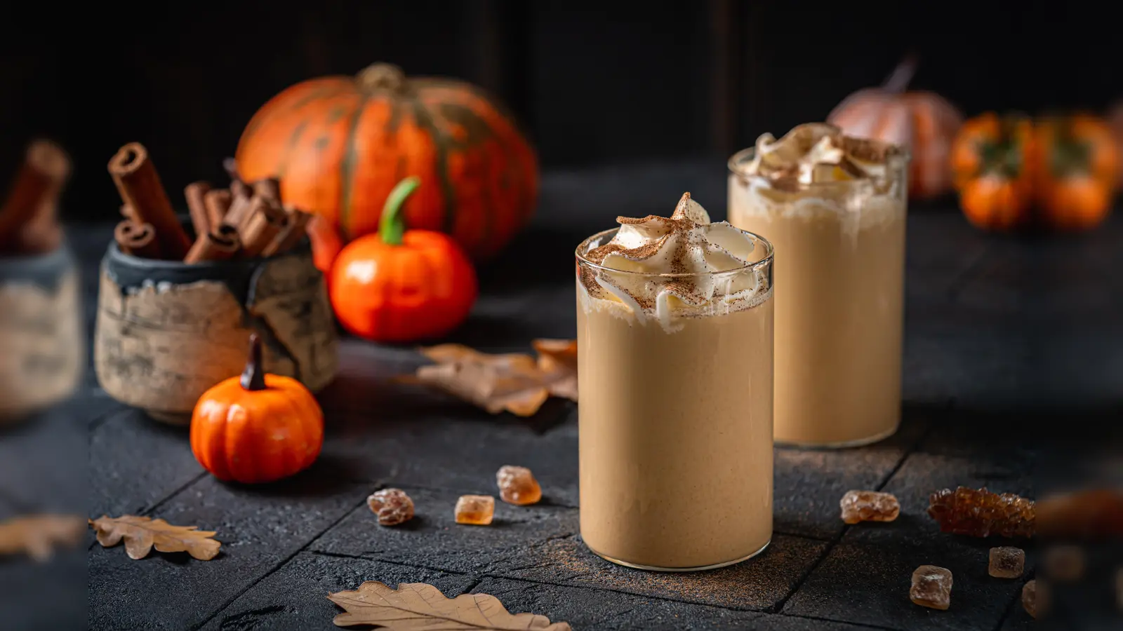 Pumpkin Spice Latte schmeckt im Herbst einfach besonders gut. (Bild: petrrgoskov/adobestock)
