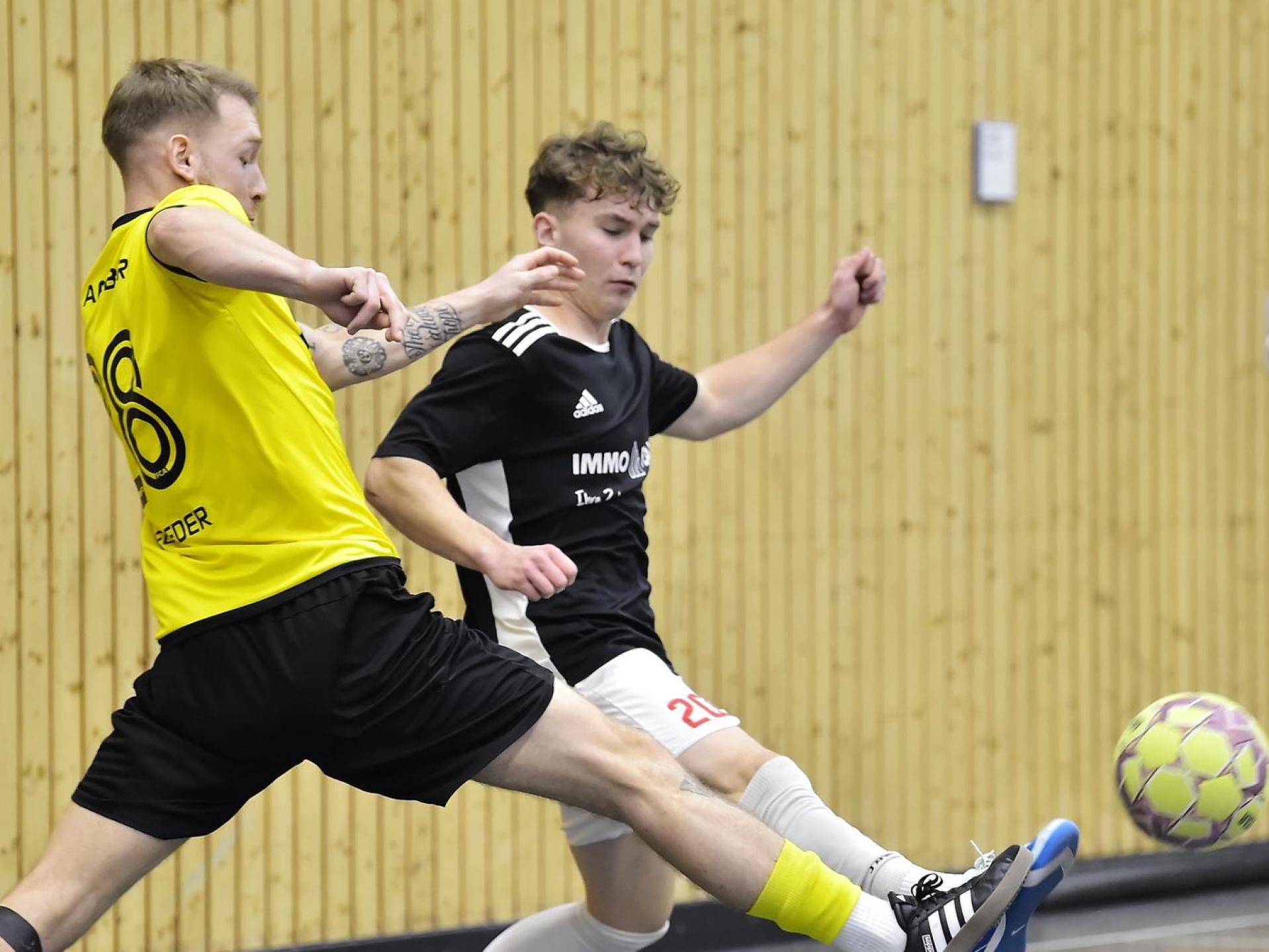 Szene aus der Begegnung zwischen dem FC Amberg (links) und dem SV Inter Bergsteig Amberg beim Finale des Wagner-Cups. (Bild: Hubert Ziegler)