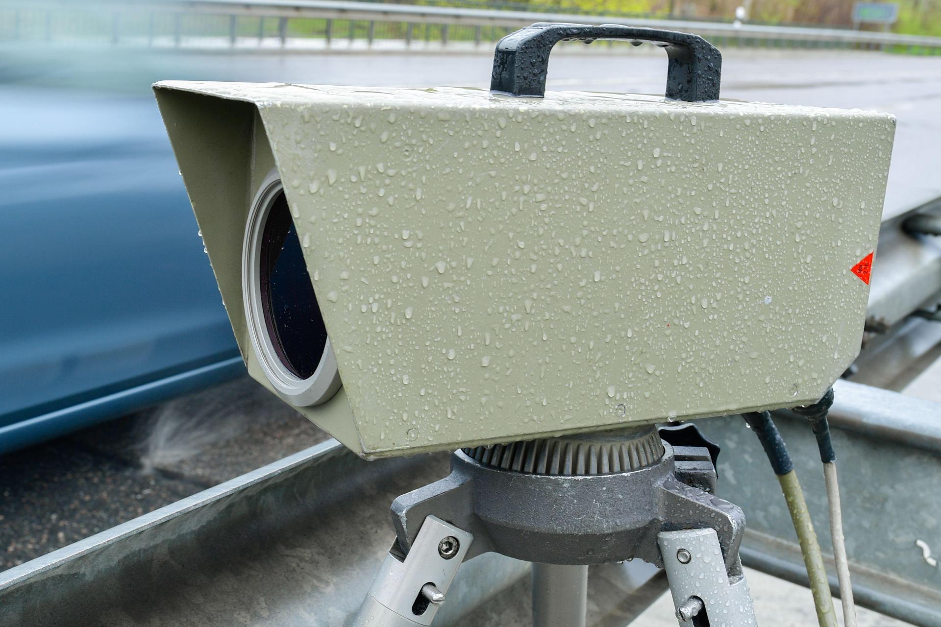 In Amberg-Sulzbach haben Polizeibeamte verstärkt die Geschwindigkeit kontrolliert. (Symbolbild:  Uwe Anspach/dpa)