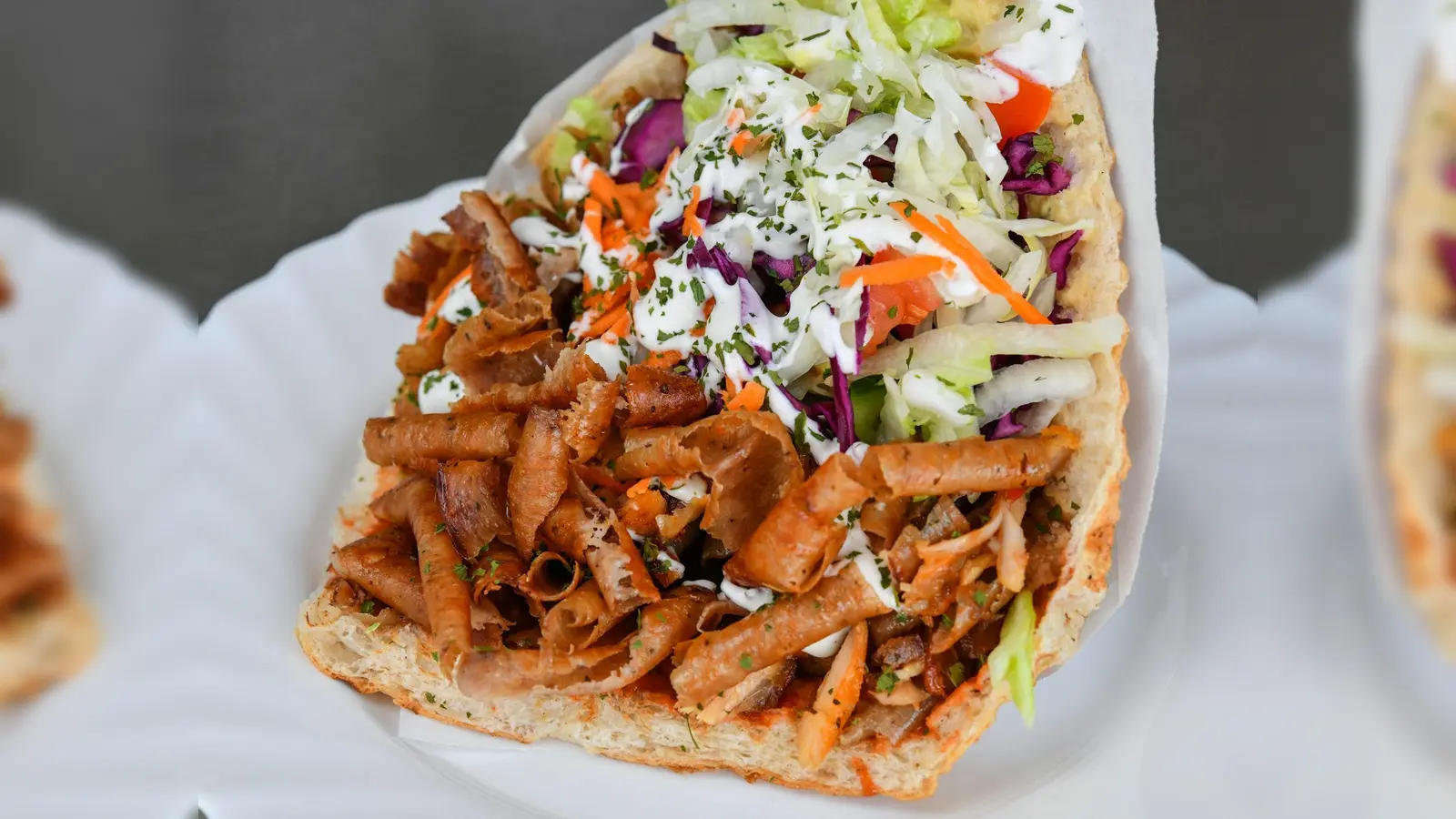 Fleisch, Salat, Sauce und Brot: Und fertig ist der Döner. (Archivbild) (Bild: Patrick Pleul/dpa-Zentralbild/dpa)