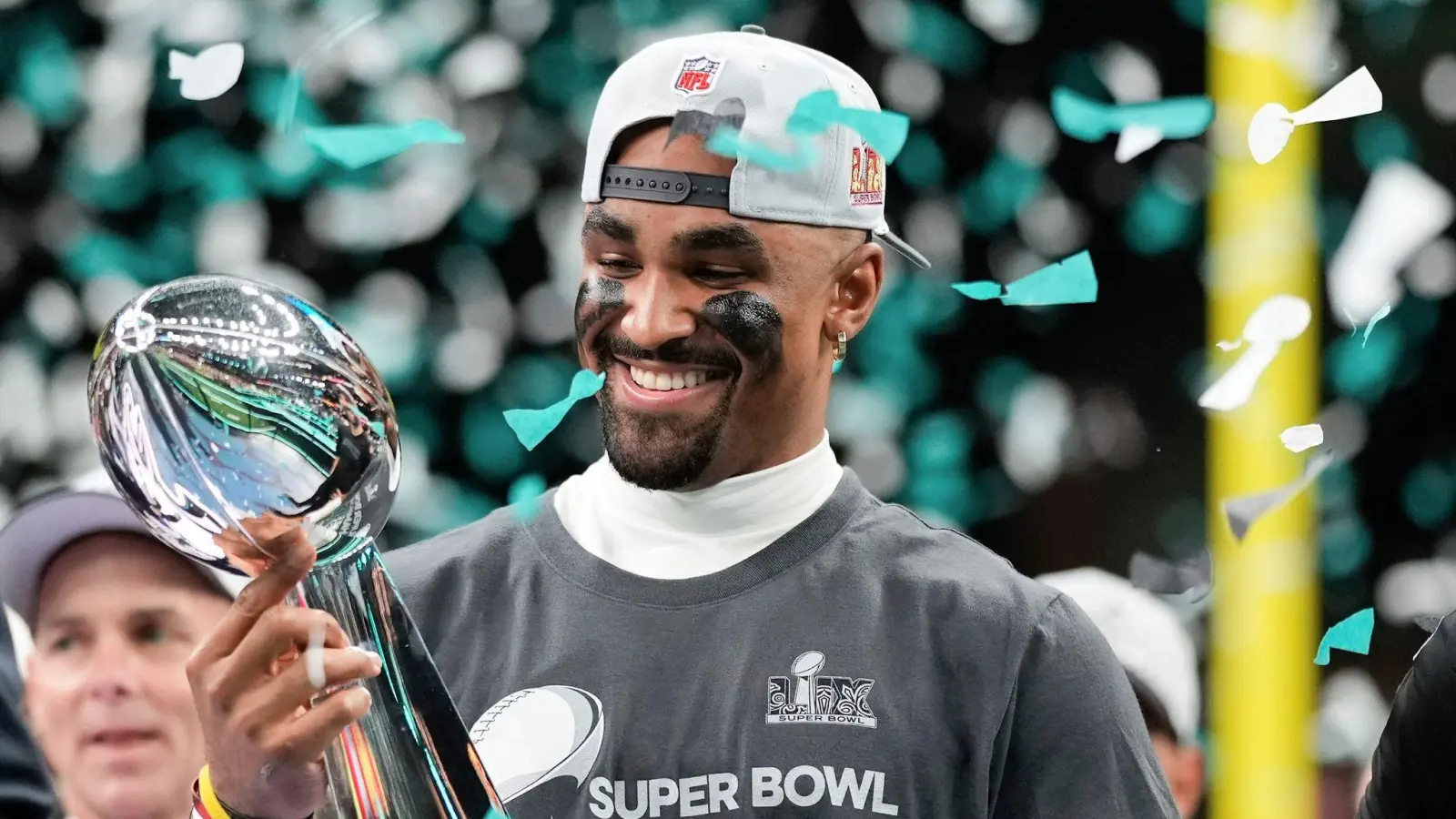 Die Eagles um Quarterback Jalen Hurts gehen als Titelverteidiger in die neue NFL-Saison - und als Favorit der Wettanbieter. (Bild: Matt Slocum/AP/dpa)