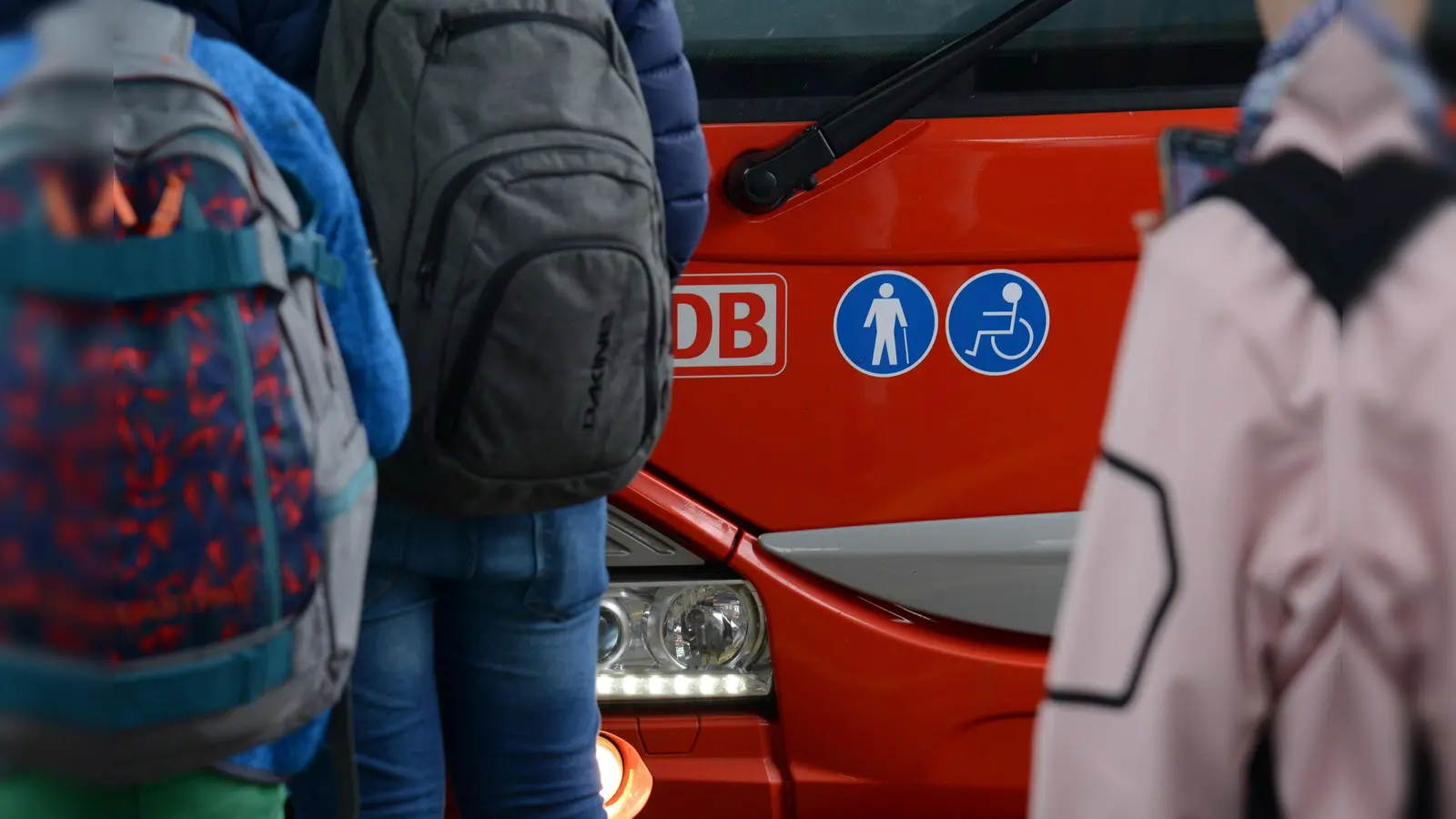 Die Haltestelle „Gebenbach, Schule” in Gebenbach kann bis 24. April nicht angefahren werden. Darüber informierte der ZNAS in einer Pressemitteilung. (Bild: Petra Hartl)
