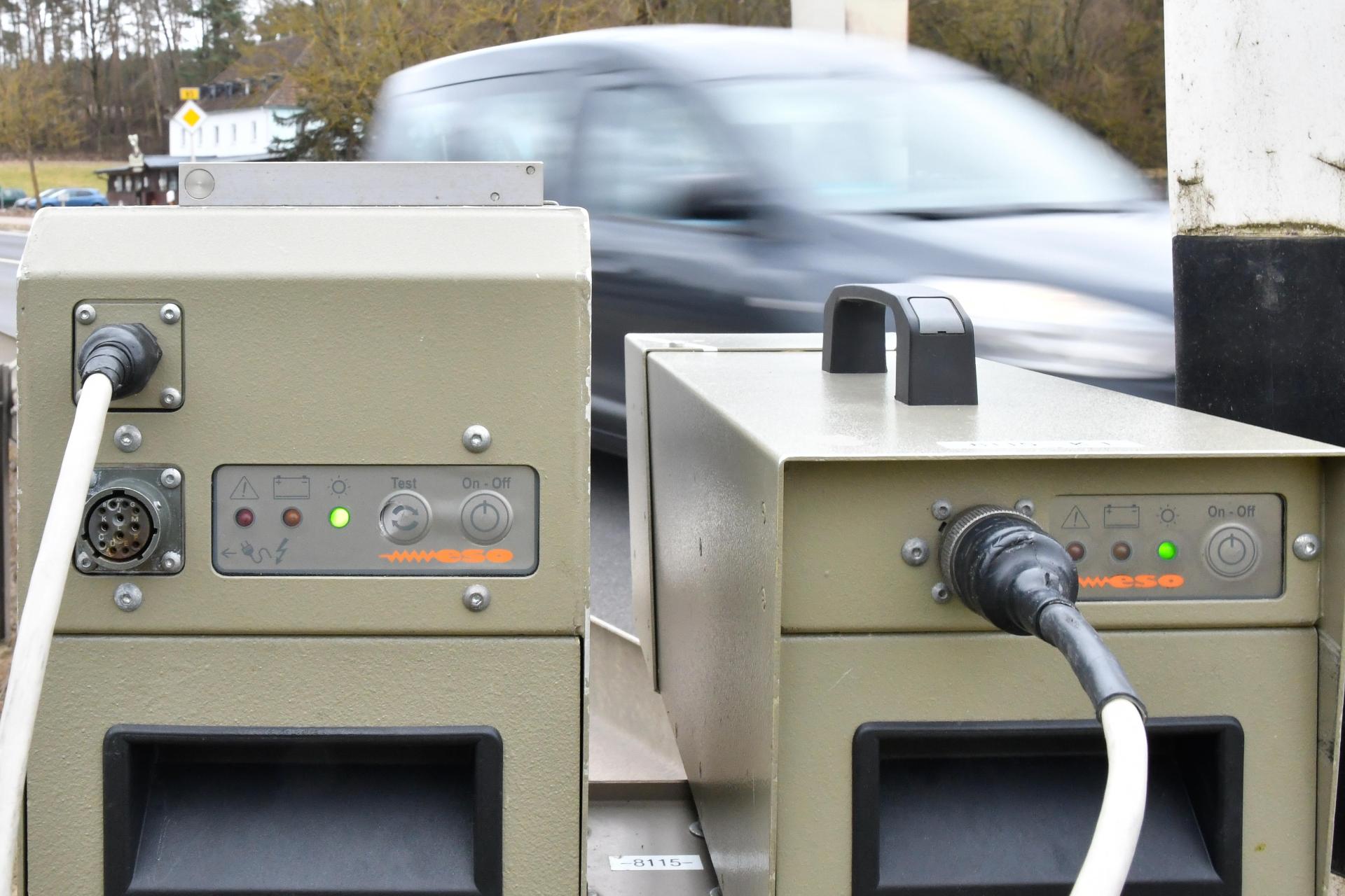 Sowohl in Ensdorf als auch in Schnaittenbach hat die Verkehrspolizei Amberg am Donnerstag geblitzt. (Symbolbild: Petra Hartl)