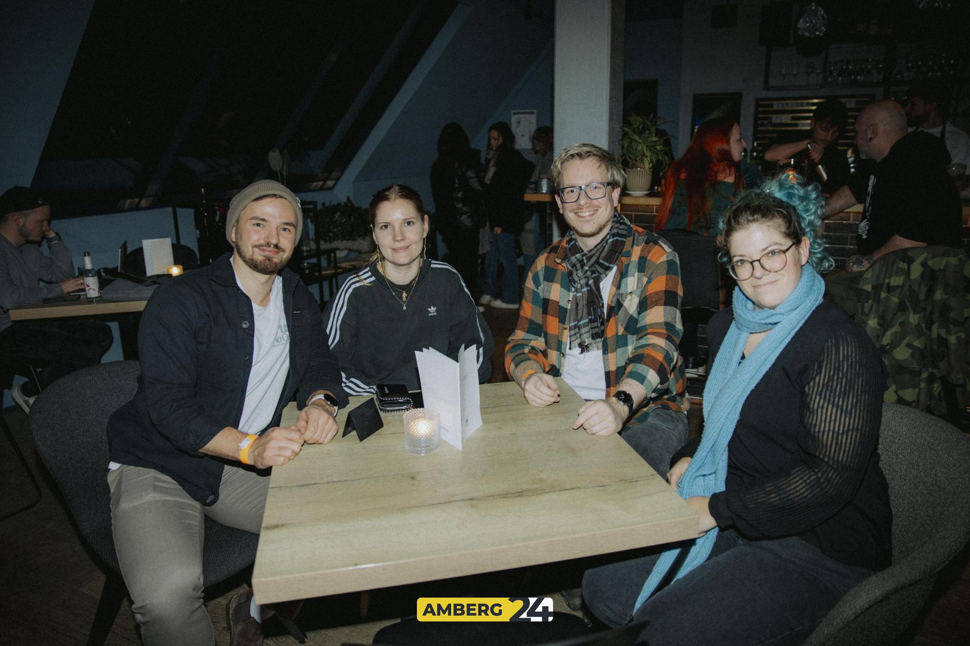 Die Fotoausstellung in der Skybar am Samstag. (Bild: Lolografie)