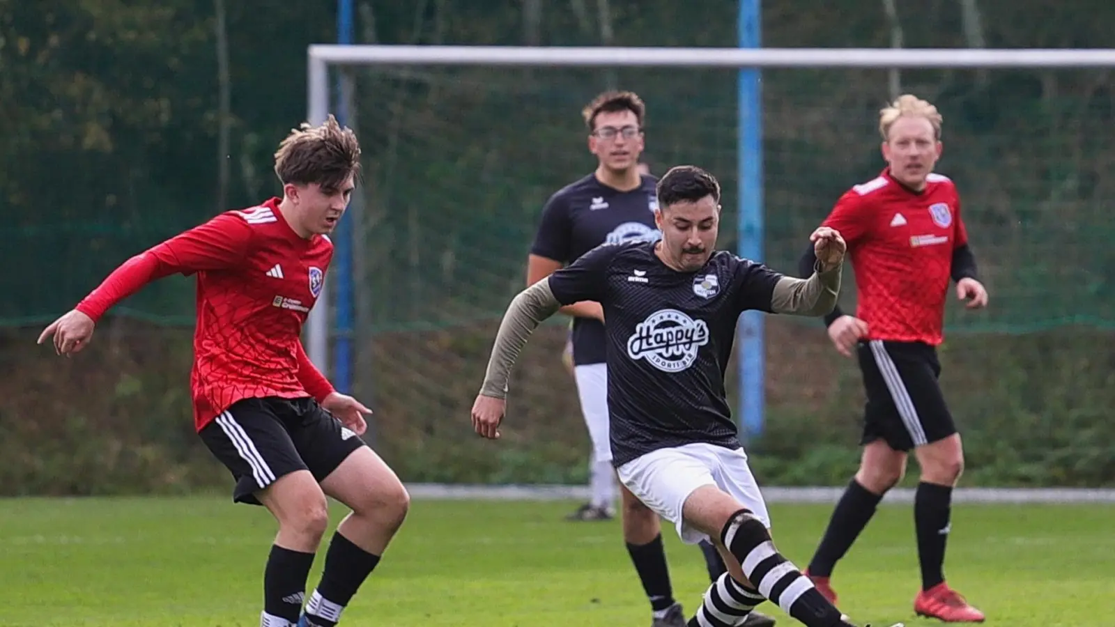 Der SV Etzenricht hat die Generalprobe für das Aufstiegsduell am vergangenen Wochenende beim 1:3 gegen Concordia Hütten in den Sand gesetzt, im Hinspiel (Szene) blieben die Punkte zu Hause.  (Bild: war)