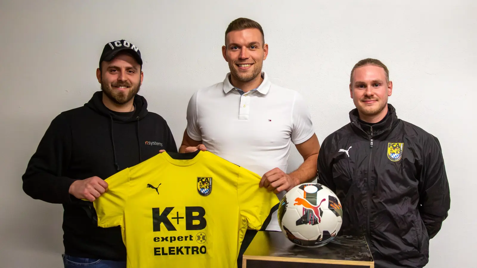 Marco Seifert (Mitte) stürmt künftig für den FC Amberg.  (Bild: FC Amberg | Matthias Reuß)