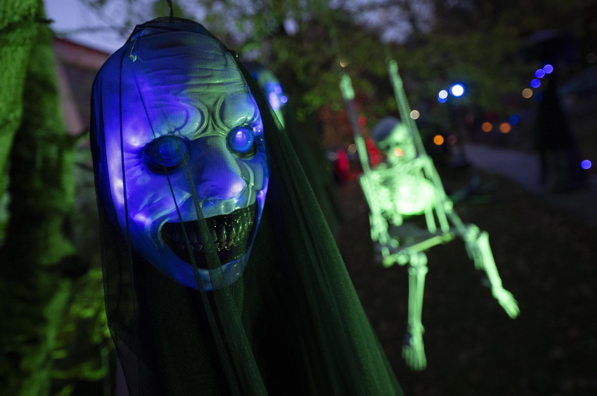 Die Polizei half am Montagabend, einen in Sulzbach-Rosenberg vermissten Jungen zu finden und die Monster, die er in seinem Zimmer vermutete, „unschädlich” zu machen.  (Symbolbild: Boris Roessler)