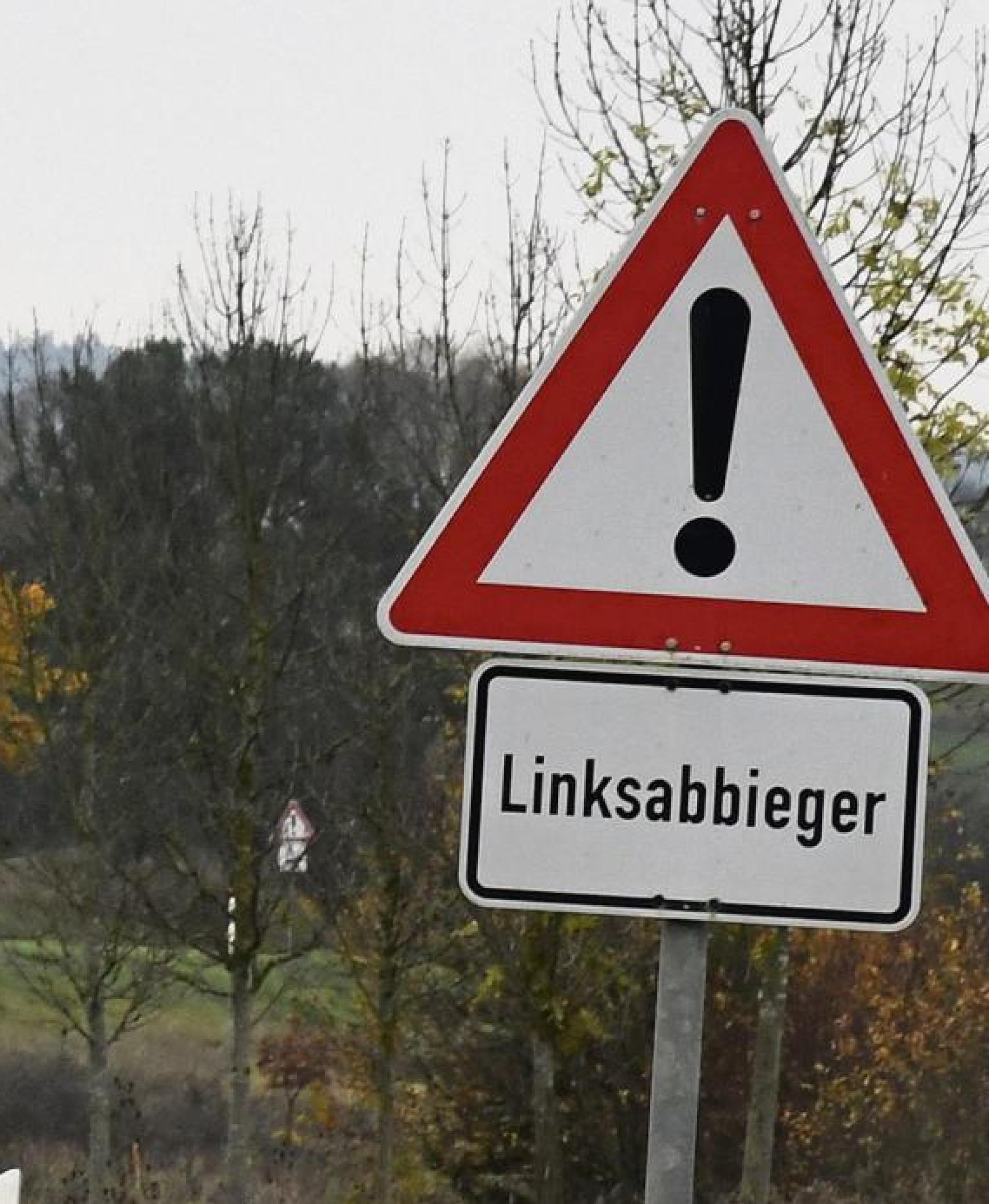 Solche Warnschilder mit dem Hinweis auf Linksabbieger sollen an der Bundesstraße B85 die Kreuzung bei Fromberg/Kleinfalz sicherer machen.  (Symbolbild: san)