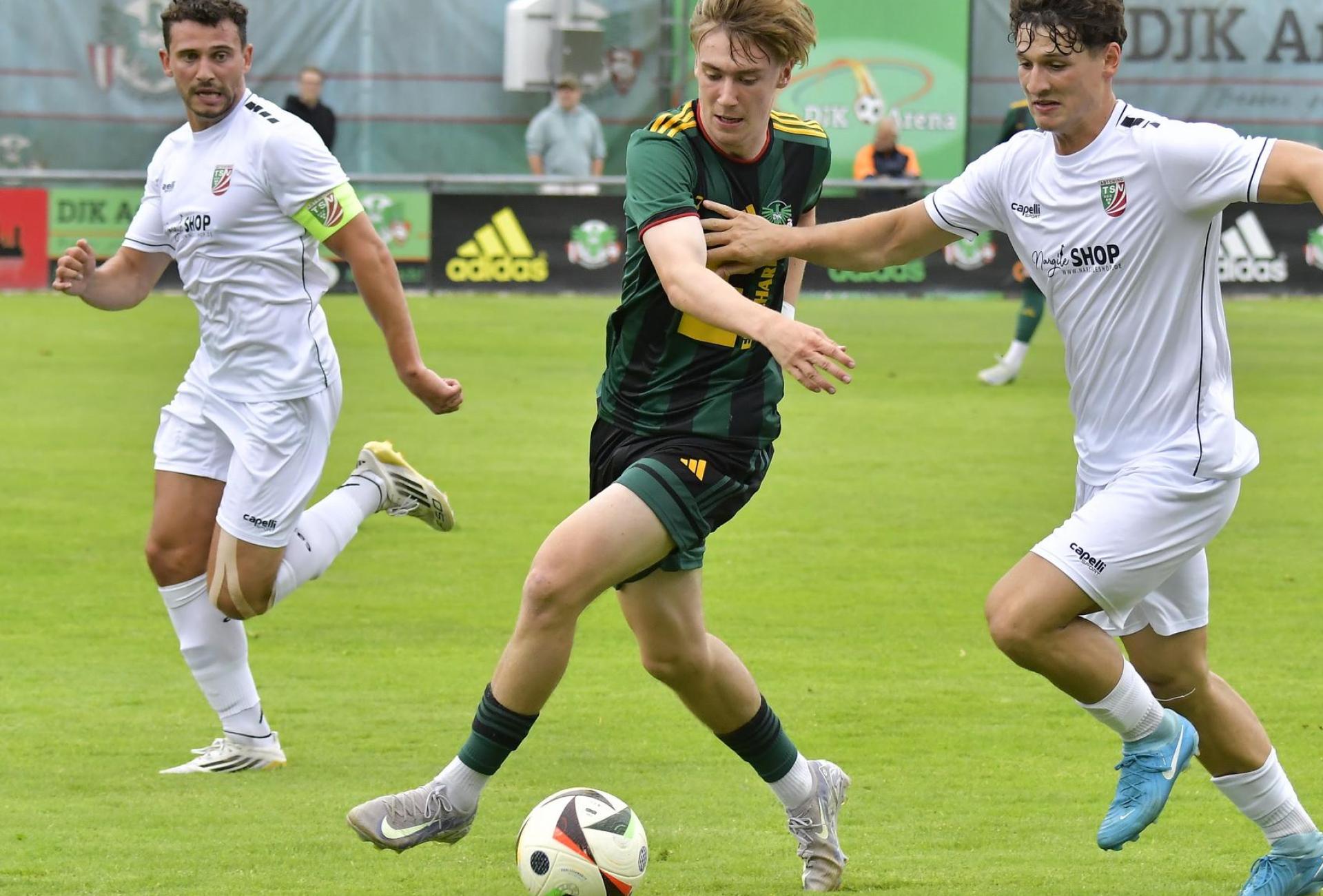 Noah Pirner (Mitte, Szene aus einem früheren Spiel) half der DJK Ammerthal durch seinen Anschlusstreffer im Toto-Pokal gegen Feucht in die nächste Runde.  (Archivbild: Hubert Ziegler)