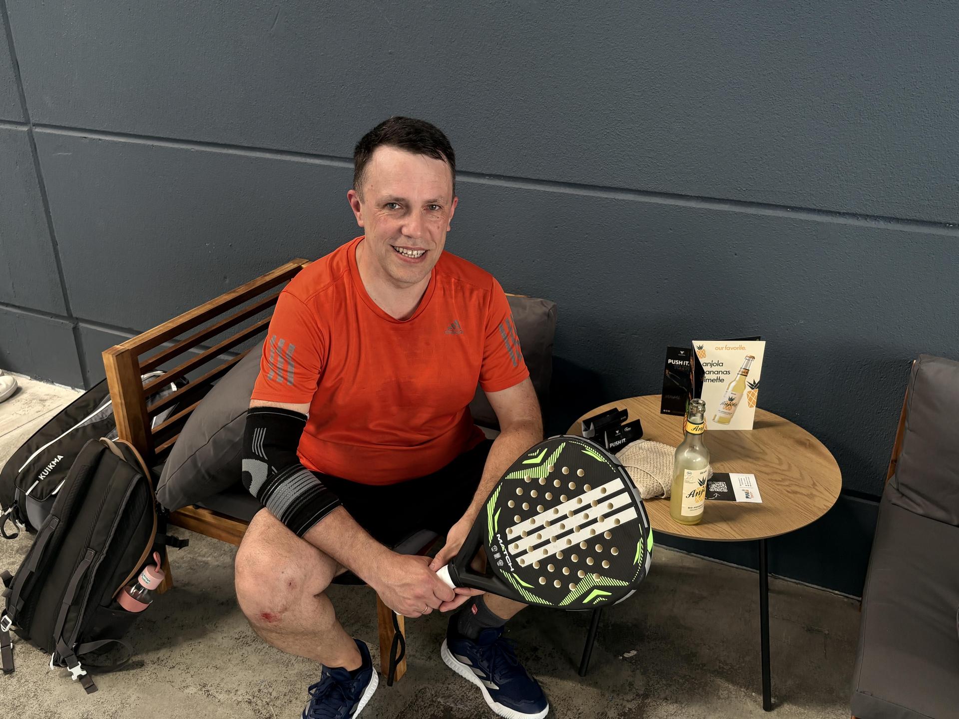 Daydrinking im Pine Padel Club. (Bild: Lukas Büchold)
