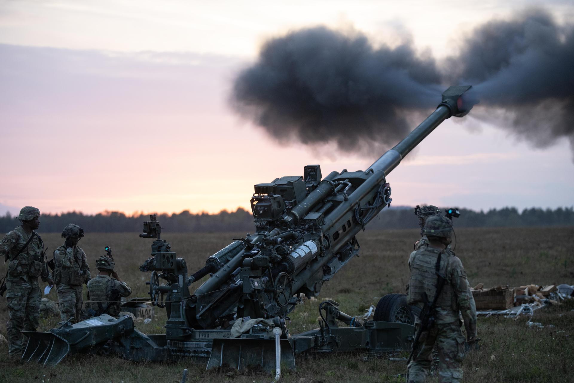 Rumms! Auf und rund um den Truppenübungsplatz Grafenwöhr kann es bis zum 31. Oktober wieder lauter werden – und zwar rund um die Uhr. Die US-Armee und ihre Partner verstärken ihre Übungstätigkeit auf dem Trainingsgelände. (Bild: Kevin Payne/US Army)