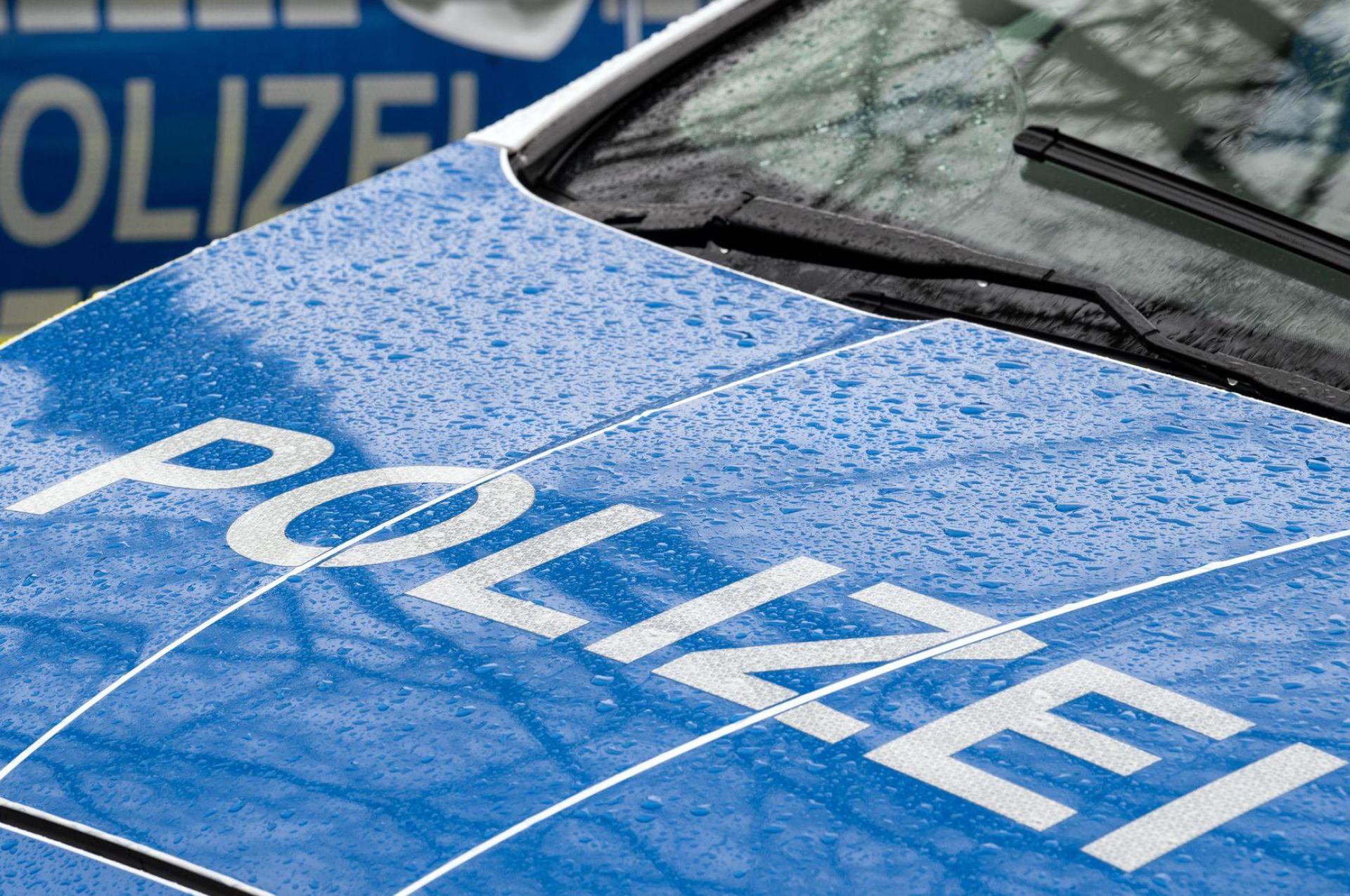 In Amberg beleidigte ein unbekannter Mann eine 36-jährige Autofahrerin. Jetzt sucht die Polizei Zeugen.  (Symbolbild: Soeren Stache/dpa)