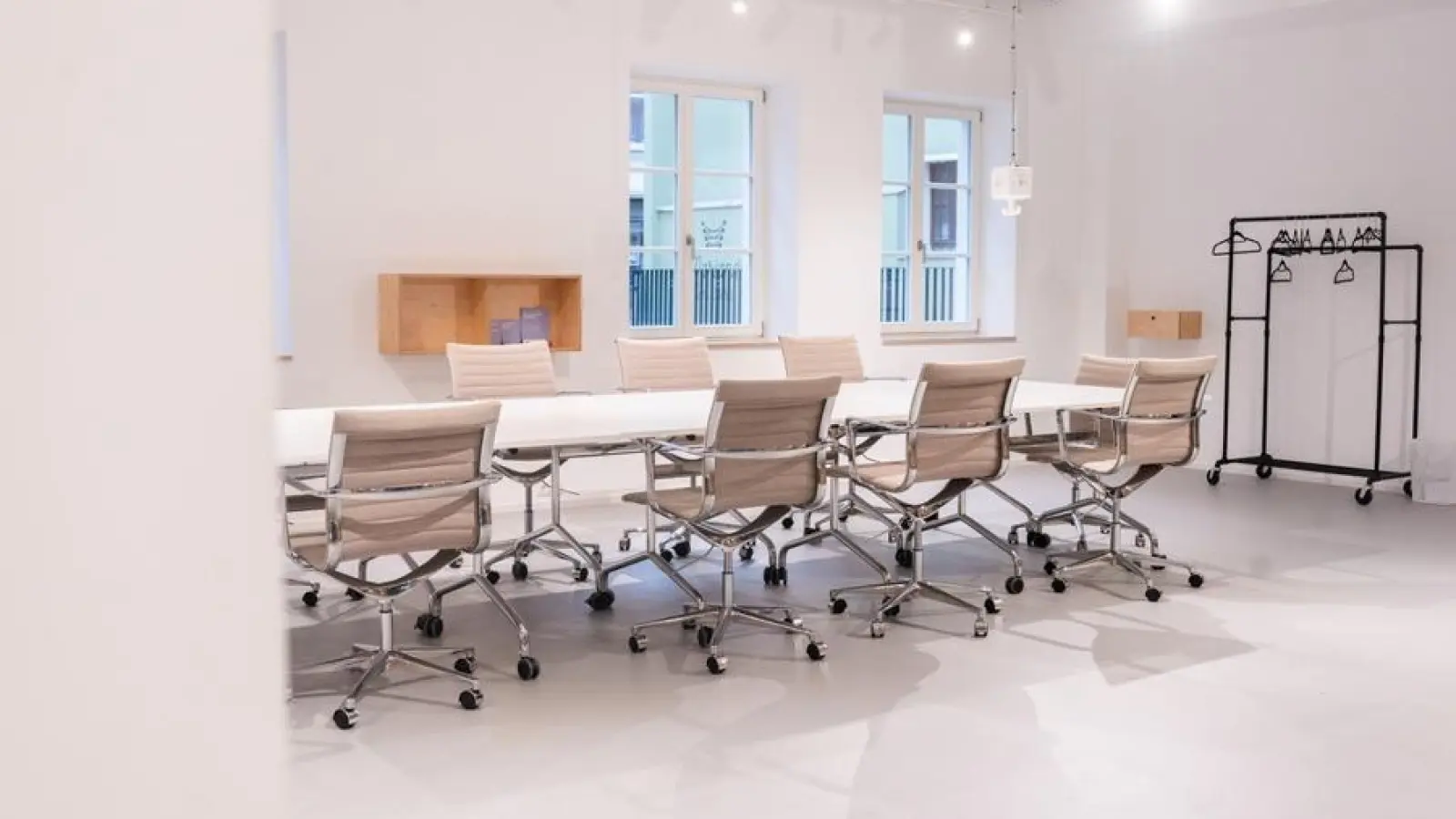 Coworking im Stadtlabor Amberg: Die Wirtschaftsförderung bietet Interessierten an, die Räume kennenzulernen.  (Bild: Mirjam Dettling)