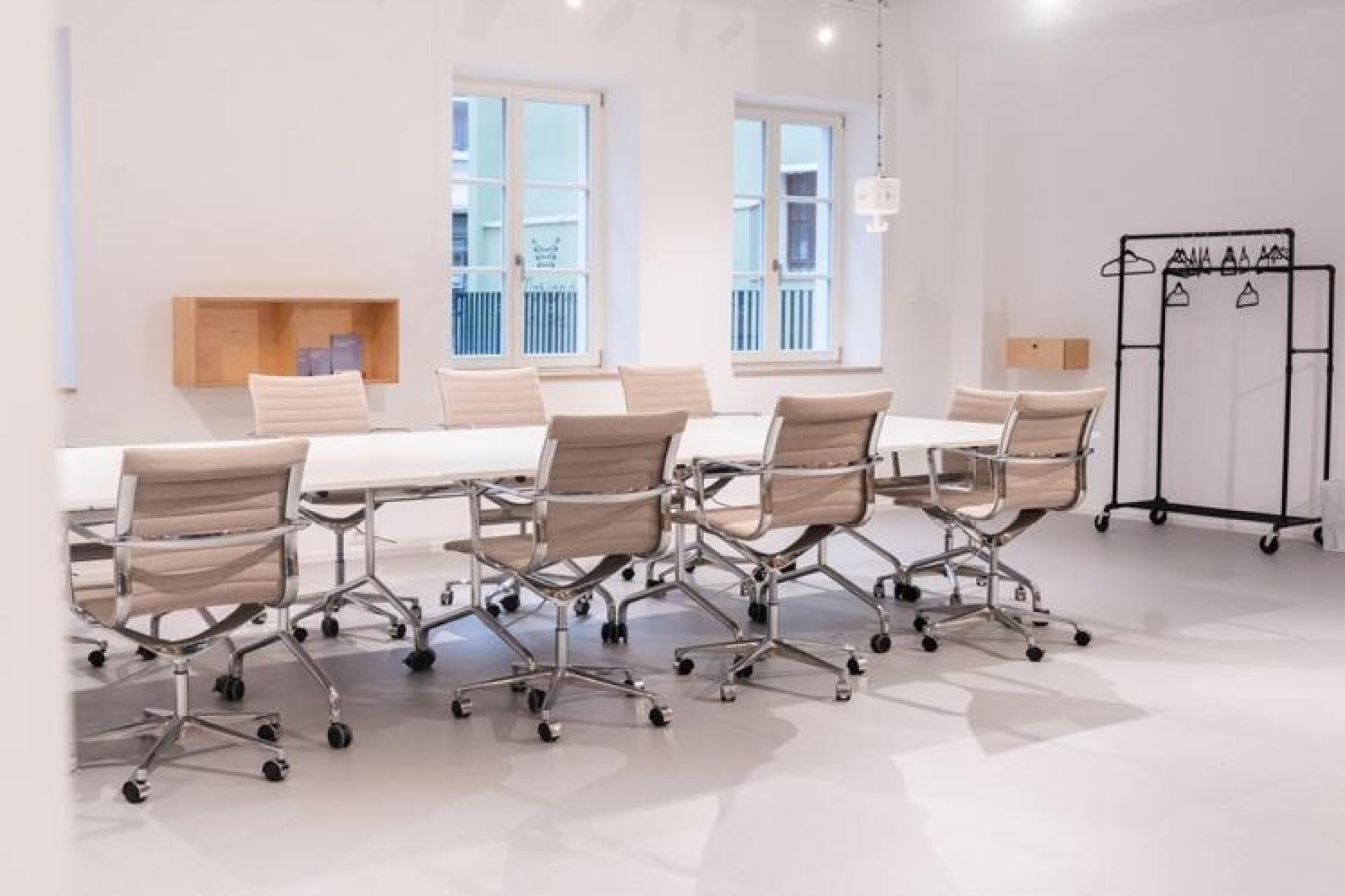 Coworking im Stadtlabor Amberg: Die Wirtschaftsförderung bietet Interessierten an, die Räume kennenzulernen.  (Bild: Mirjam Dettling)