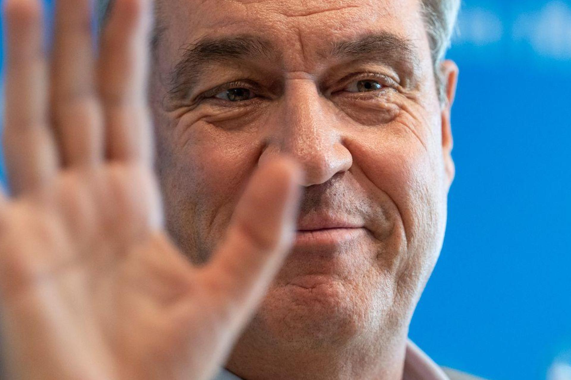 CSU-Chef Söder wurde mit einer Tomate beworfen und getroffen - warum und wieso ist aber weiterhin unklar. (Archivbild: Peter Kneffel/dpa)