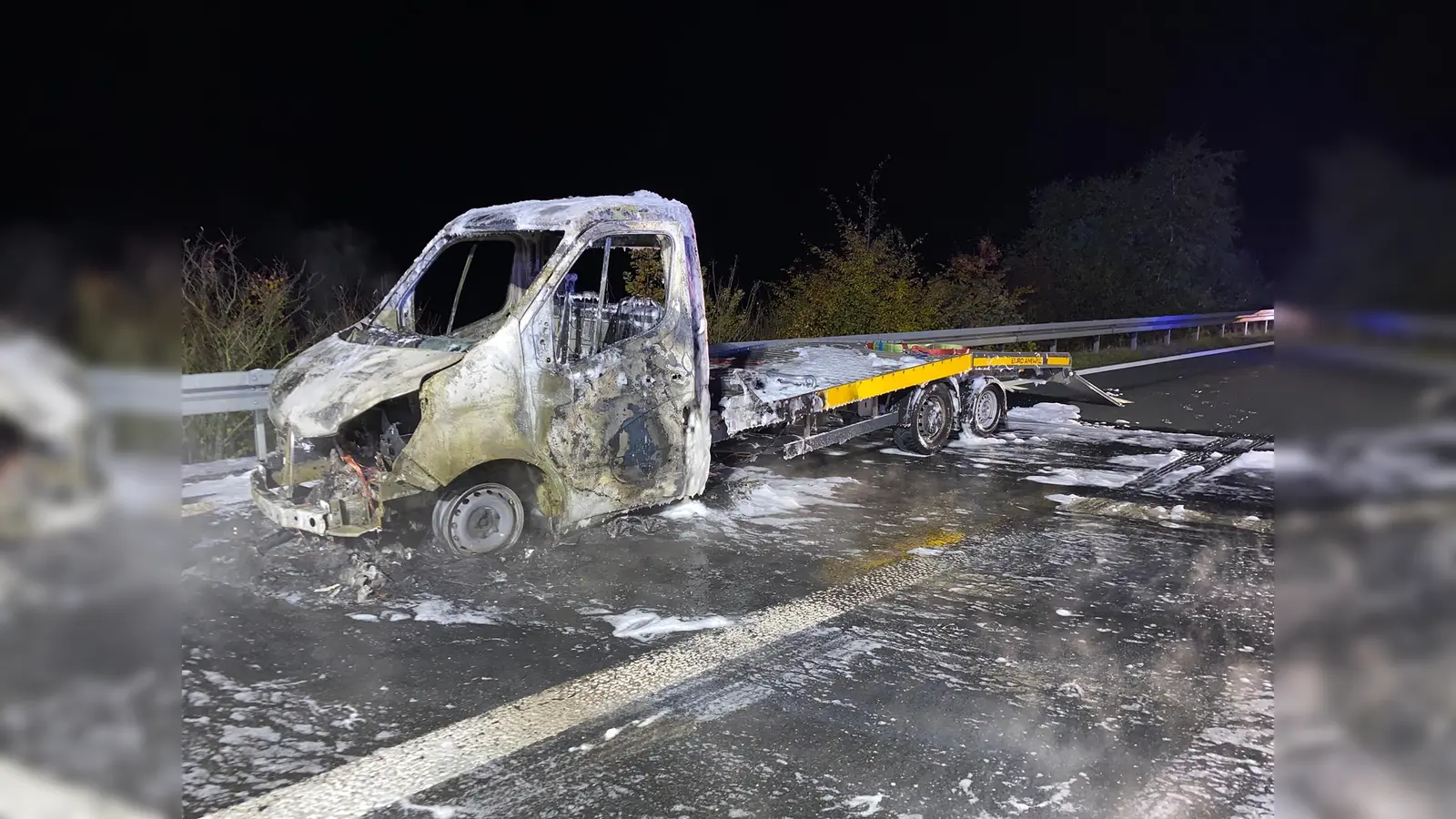 Weil er den Motorbrand rechtzeitig bemerkte, konnte der Fahrer eines Autotransporters zumindest seine Fracht retten.  (Bild: Verkehrspolizeiinspektion Amberg)