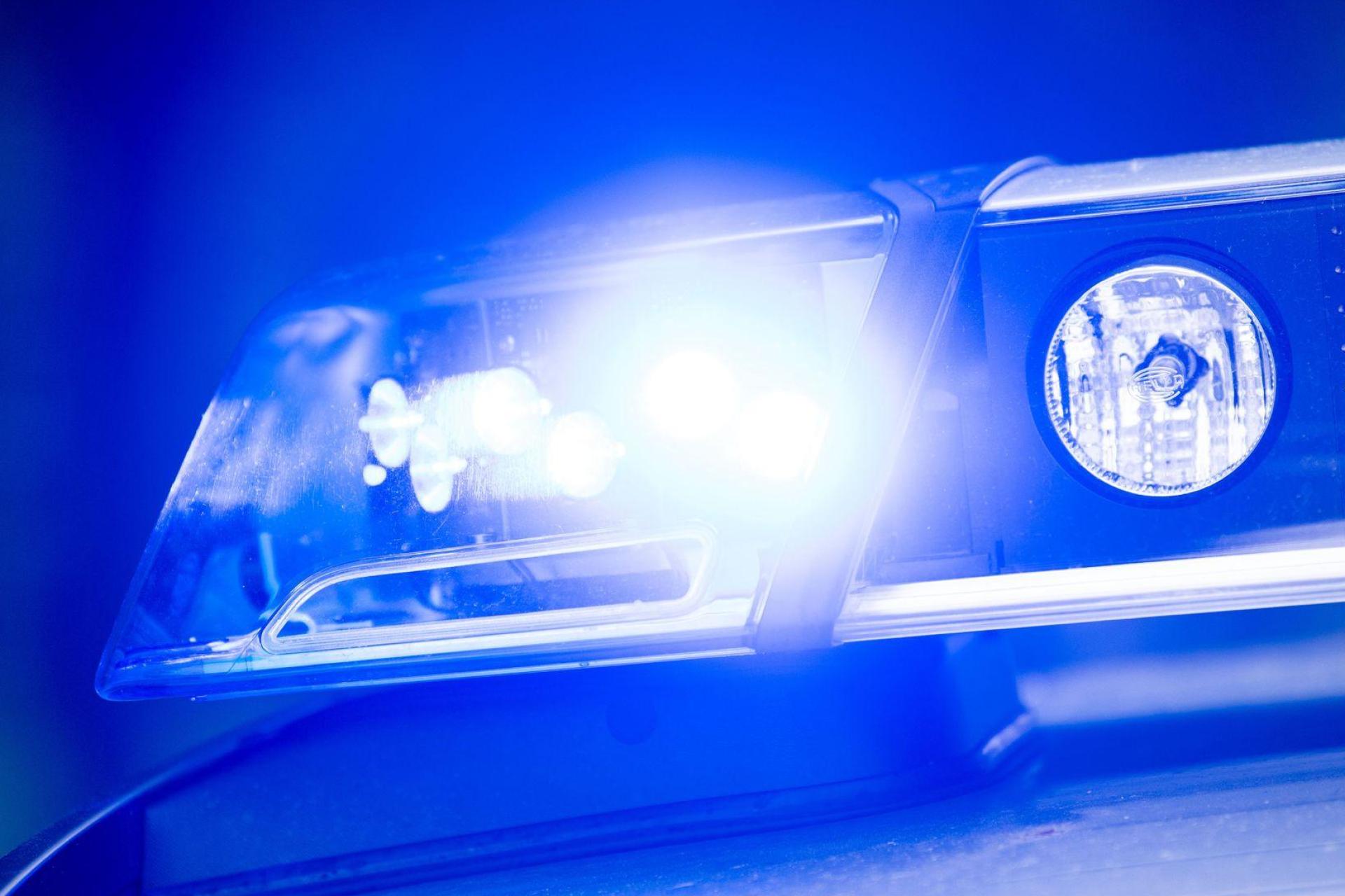 Bei der Flucht vor der Polizei fiel der Jugendliche etwa vier Meter tief. (Symbolbild) (Bild: Lino Mirgeler/dpa)