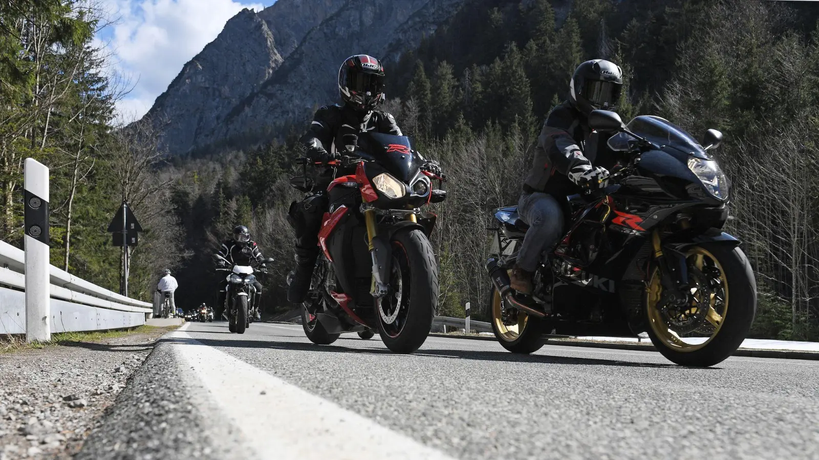 Auf zwei Rädern durch reizvolle Landschaften: Die Motorradsaison in Bayern geht los. (Bild: Angelika Warmuth/dpa)