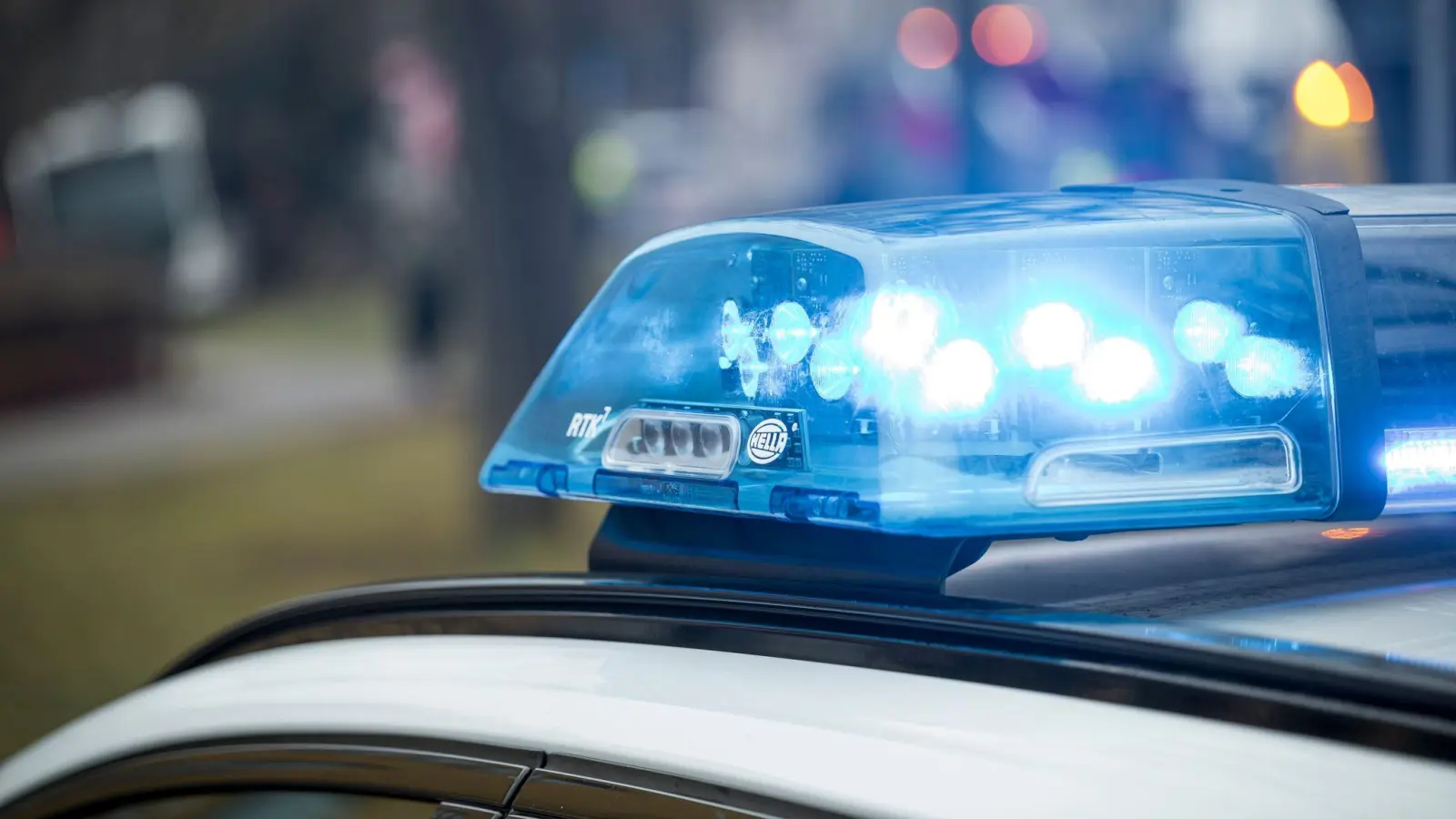 Ein Verkehrsunfall in Amberg führt zu einer Verletzung, als ein Autofahrer die Vorfahrt eines Busses missachtet. Ein Fahrgast stürzt und wird ins Krankenhaus gebracht. (Symbolbild: Daniel Vogl/dpa)