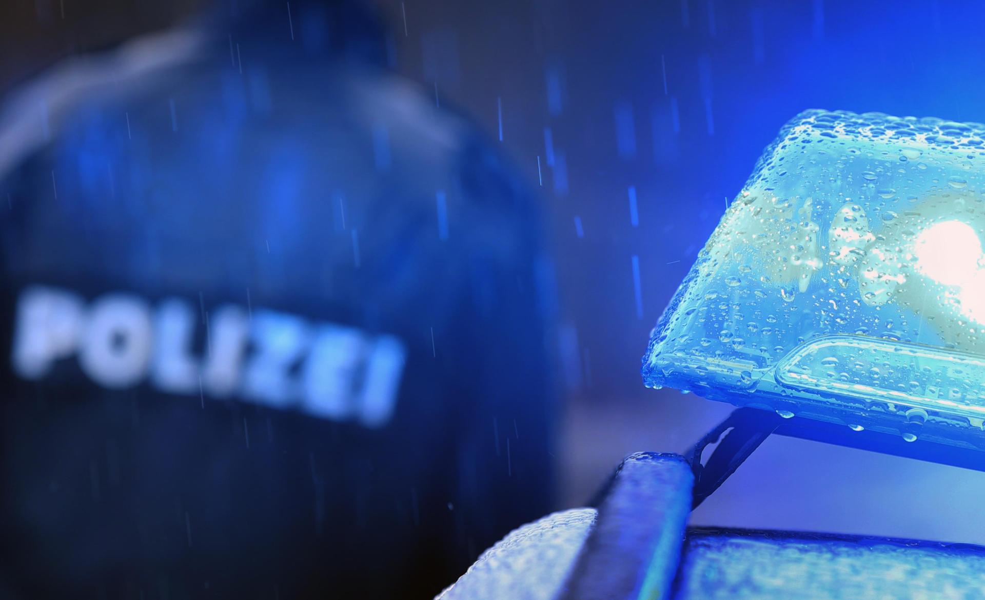 Die Polizei sucht Zeugen in Ammerthal. (Symbolbild: Karl-Josef Hildenbrand/dpa)