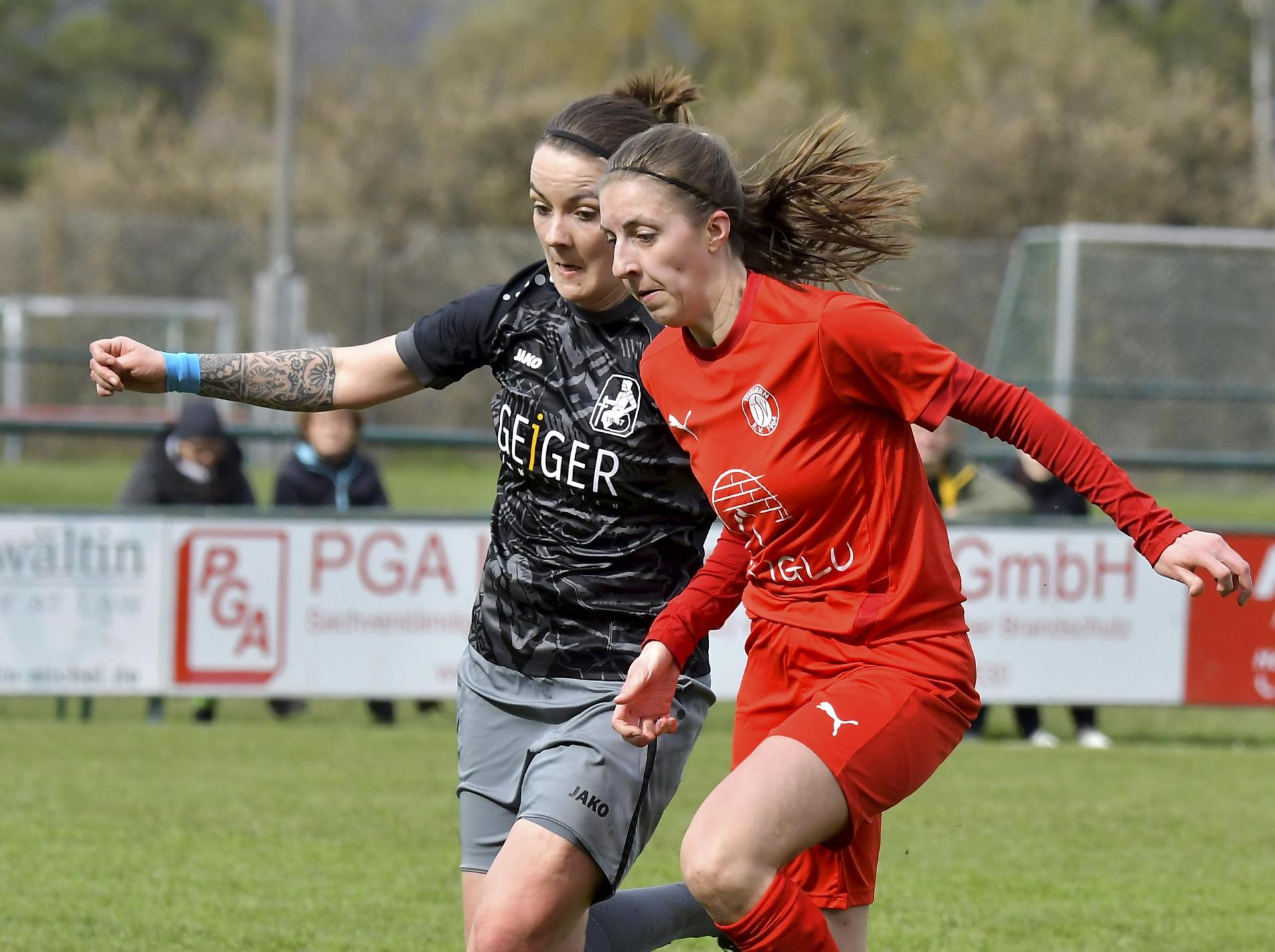 Nach 232 Spielen für den TSV theuern und knapp 140 Toren hängt Miriam Geitner die Fußballschuhe an den Nagel.  (Bild: Hubert Ziegler)