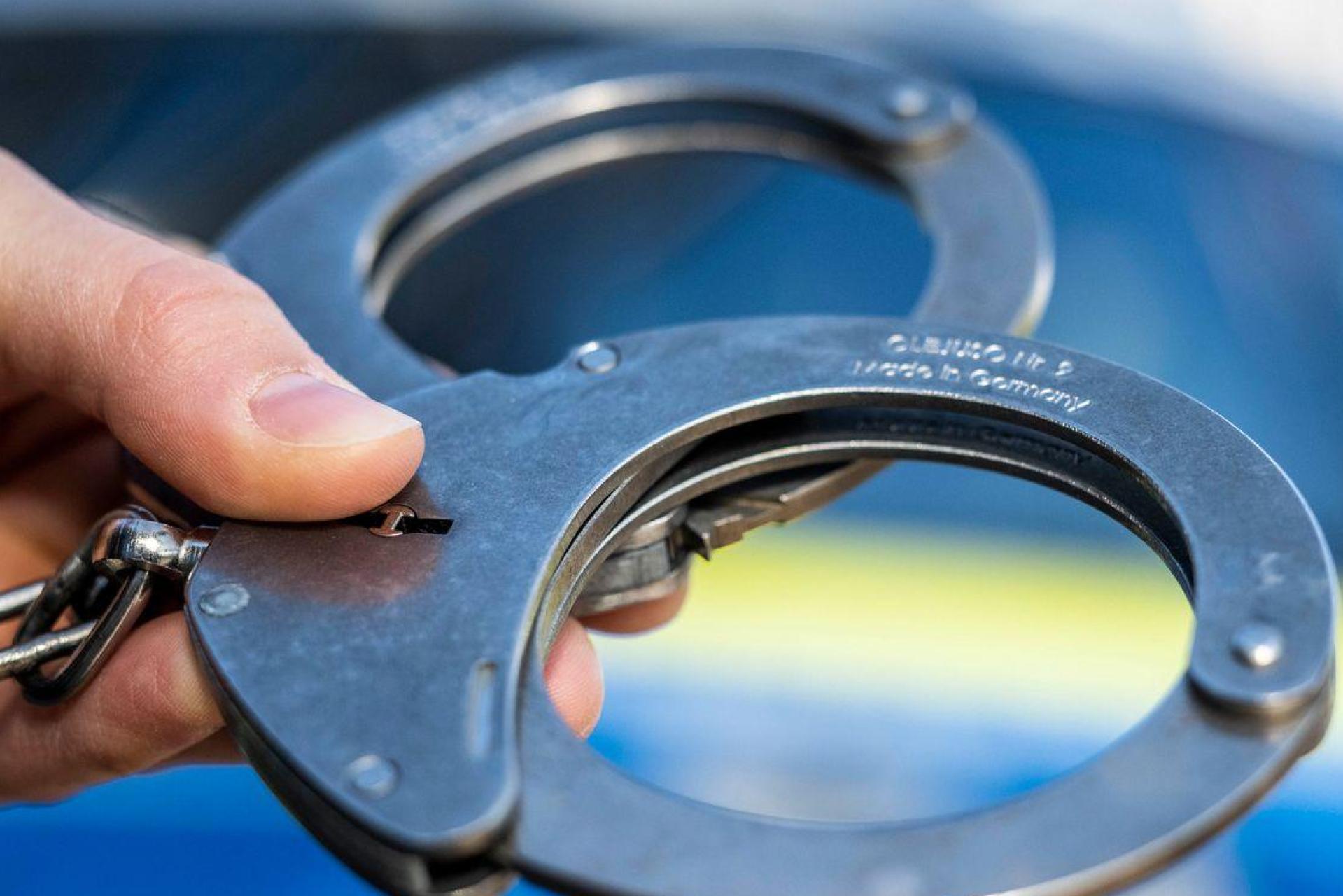 Pressebericht der Verkehrspolizeiinspektion Amberg: Flucht vor Polizeikontrolle auf A 6, Fahrer festgenommen (Symbolbild: David Inderlied/dpa)