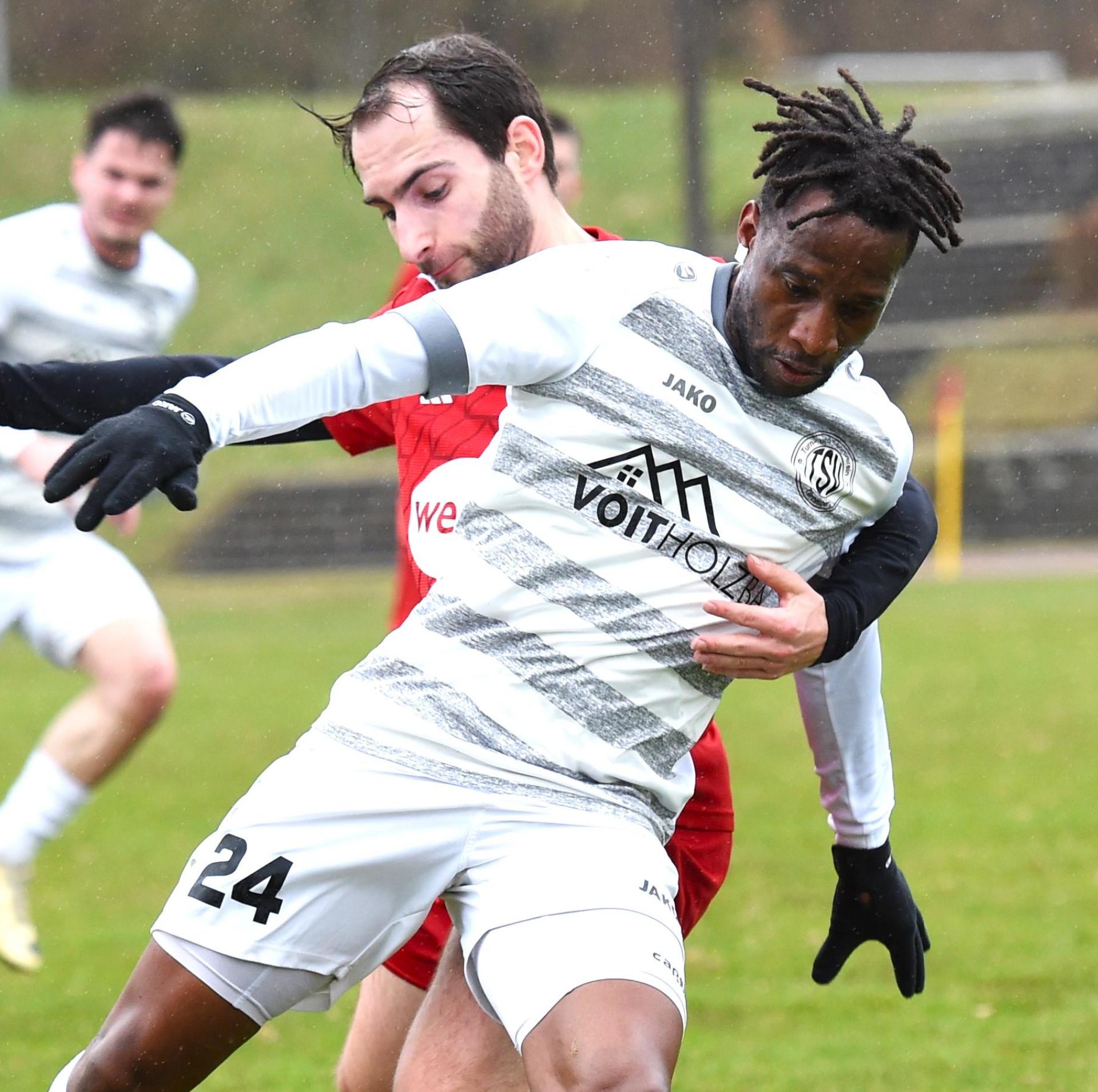 Kevin Amaizo (vorne) wechselt vom TSV Tännesberg zu den Sportfreunden Ursulapoppenricht. (Bild: mr)