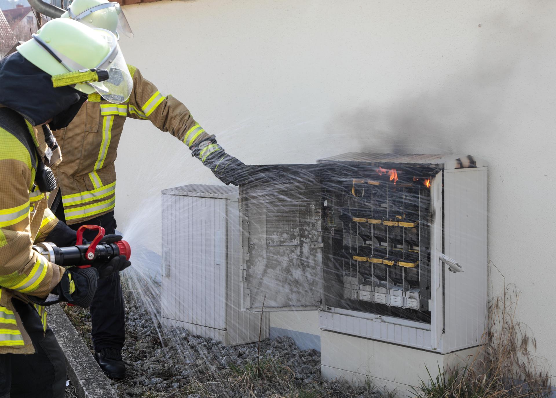 In der Forstamtsstraße in Raigering geriet ein Stromkasten in Brand. Die Feuerwehr hatte den Brand schnell unter Kontrolle.  (Bild: Wolfgang Steinbacher)