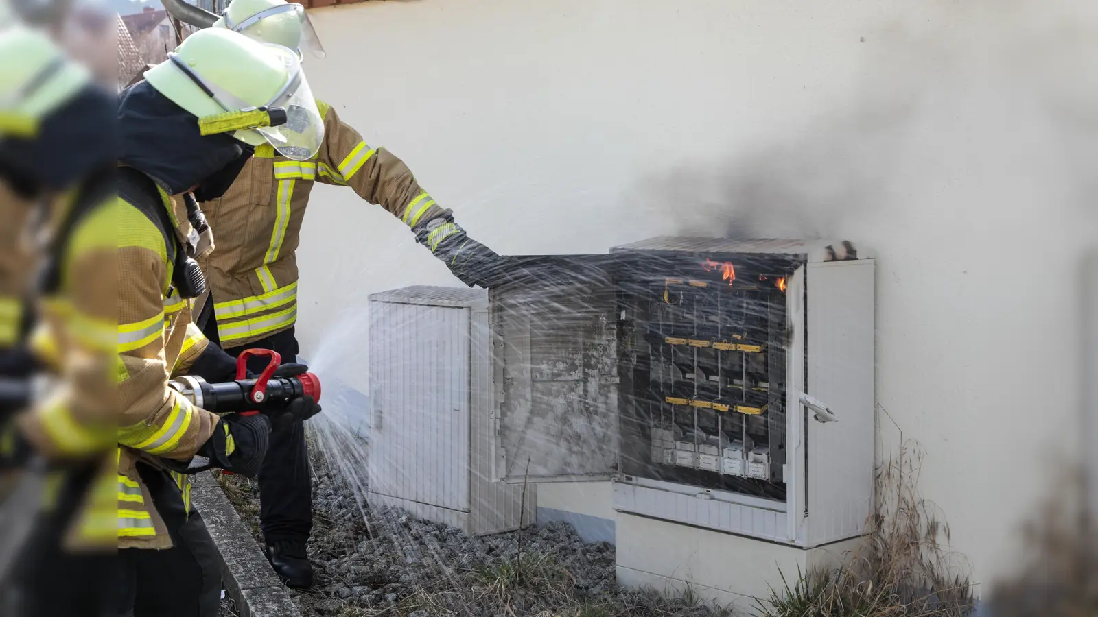 In der Forstamtsstraße in Raigering geriet ein Stromkasten in Brand. Die Feuerwehr hatte den Brand schnell unter Kontrolle.  (Bild: Wolfgang Steinbacher)