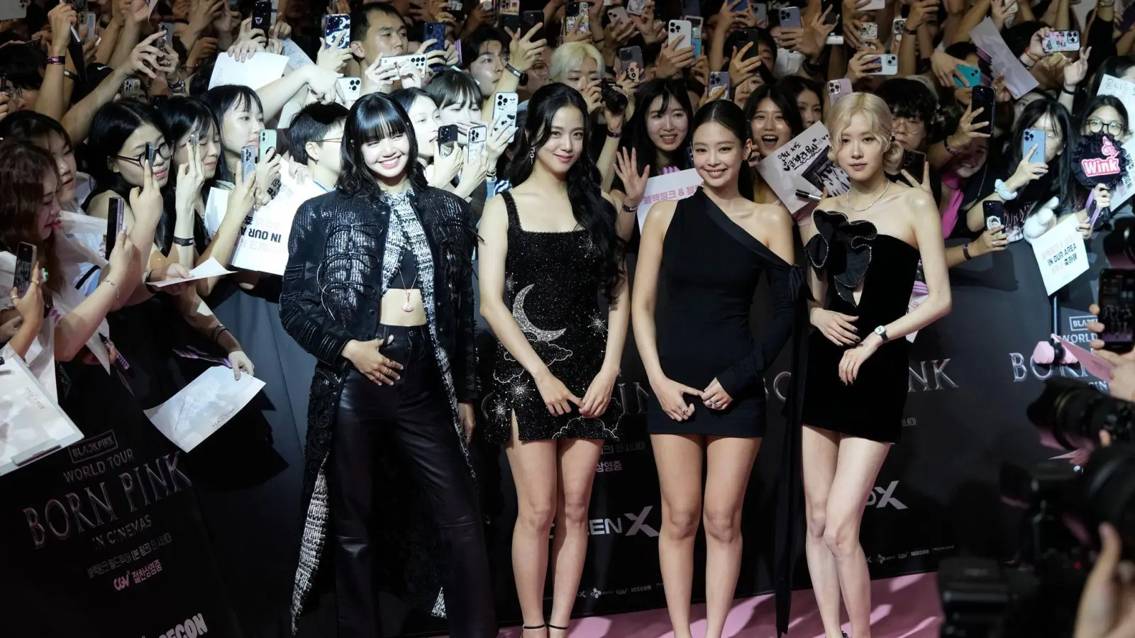 Lalisa Manoban (links im Bild) und ihre K-Pop-Gruppe Blackpink werden von Millionen Fans angehimmelt. (Archivbild) (Bild: Ahn Young-joon/AP/dpa)