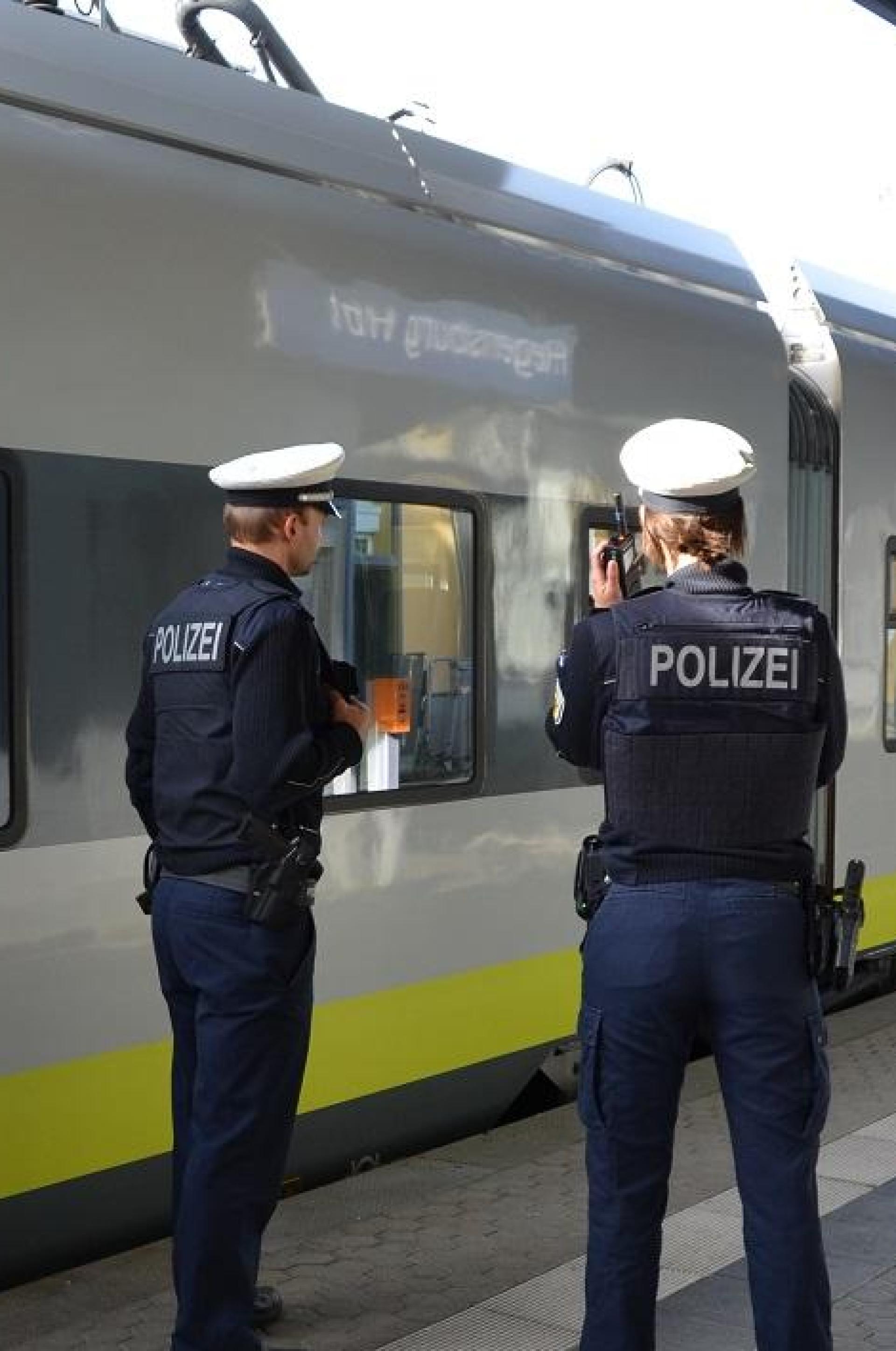 Ein 25-Jähriger hatte während einer Zugfahrt vor einer ihm gegenübersitzenden Frau sexuelle Handlungen an sich vorgenommen.  (Symbolbild: Bundespolizei)